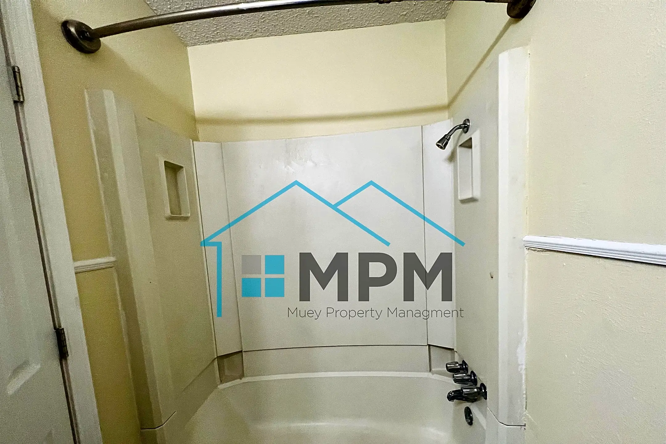Bathroom - 304 Woodale Dr - Monroe, LA