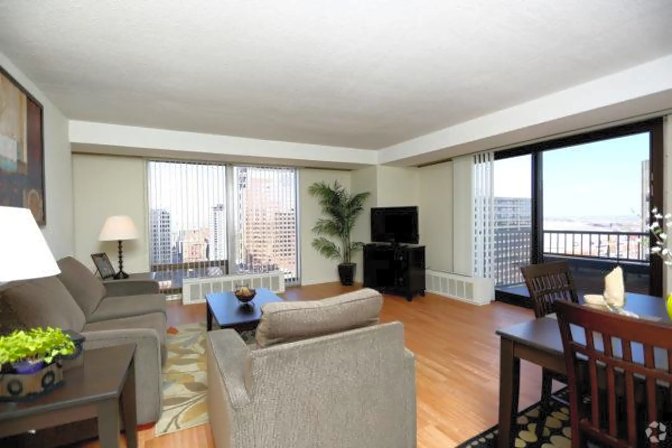 Living Room - Mansion House - Saint Louis, MO