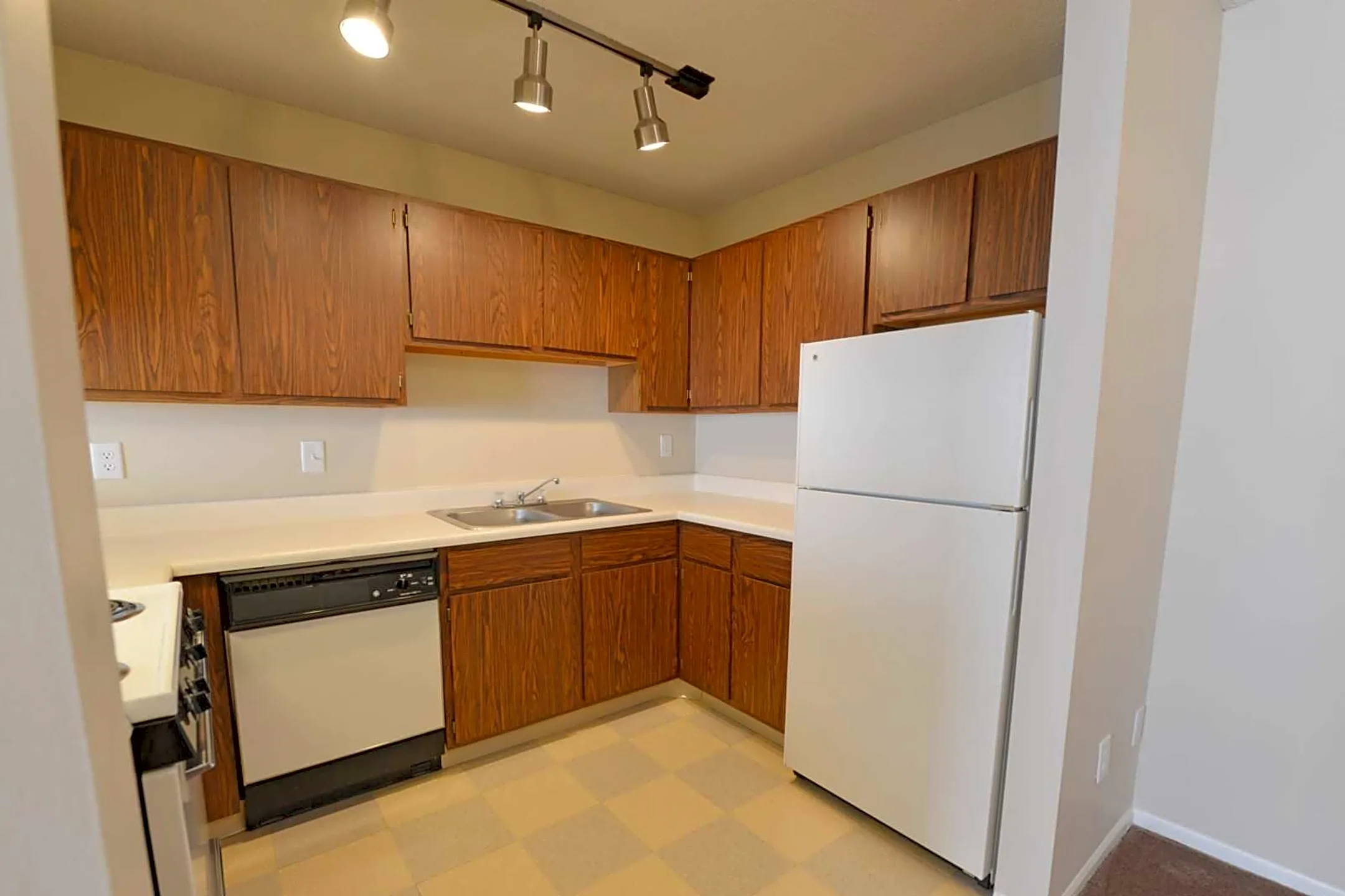 Kitchen - Coventry Apartments - Newark, OH