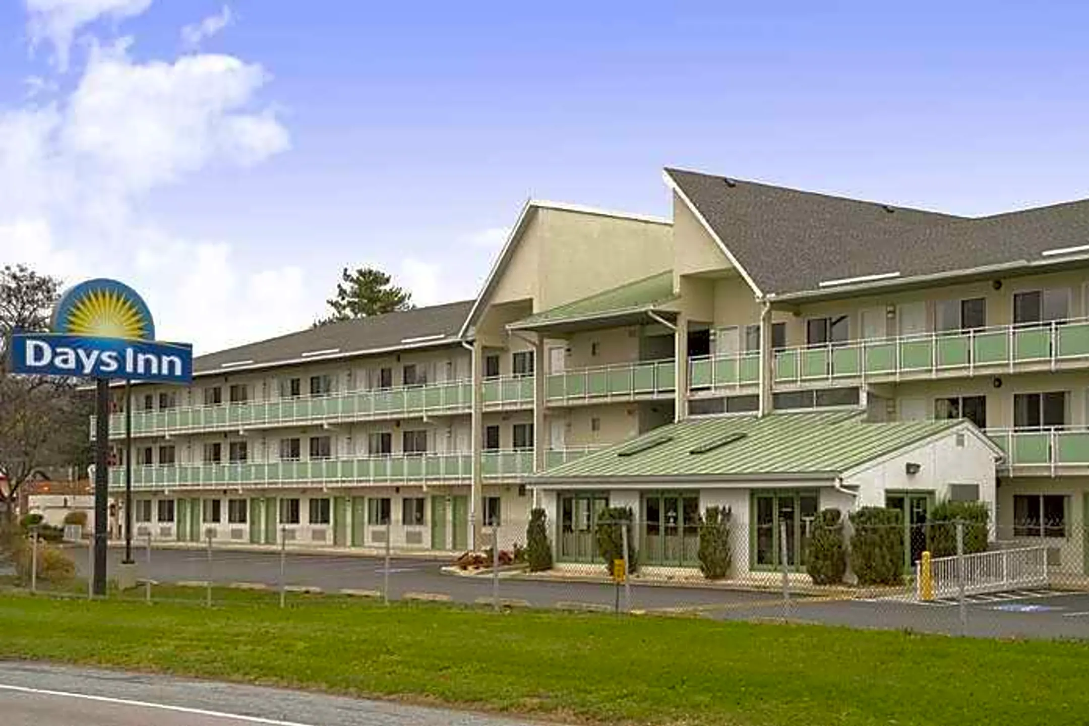Building - Days Inn - North Extended Stay Studio - Harrisburg, PA