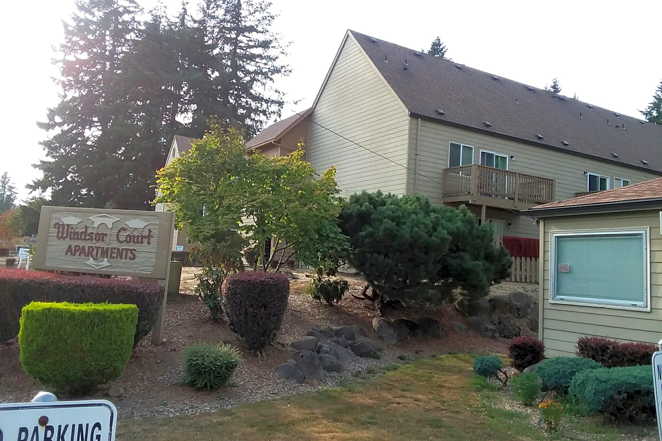 Windsor Court Apartments - 15839 E Burnside St | Portland, OR