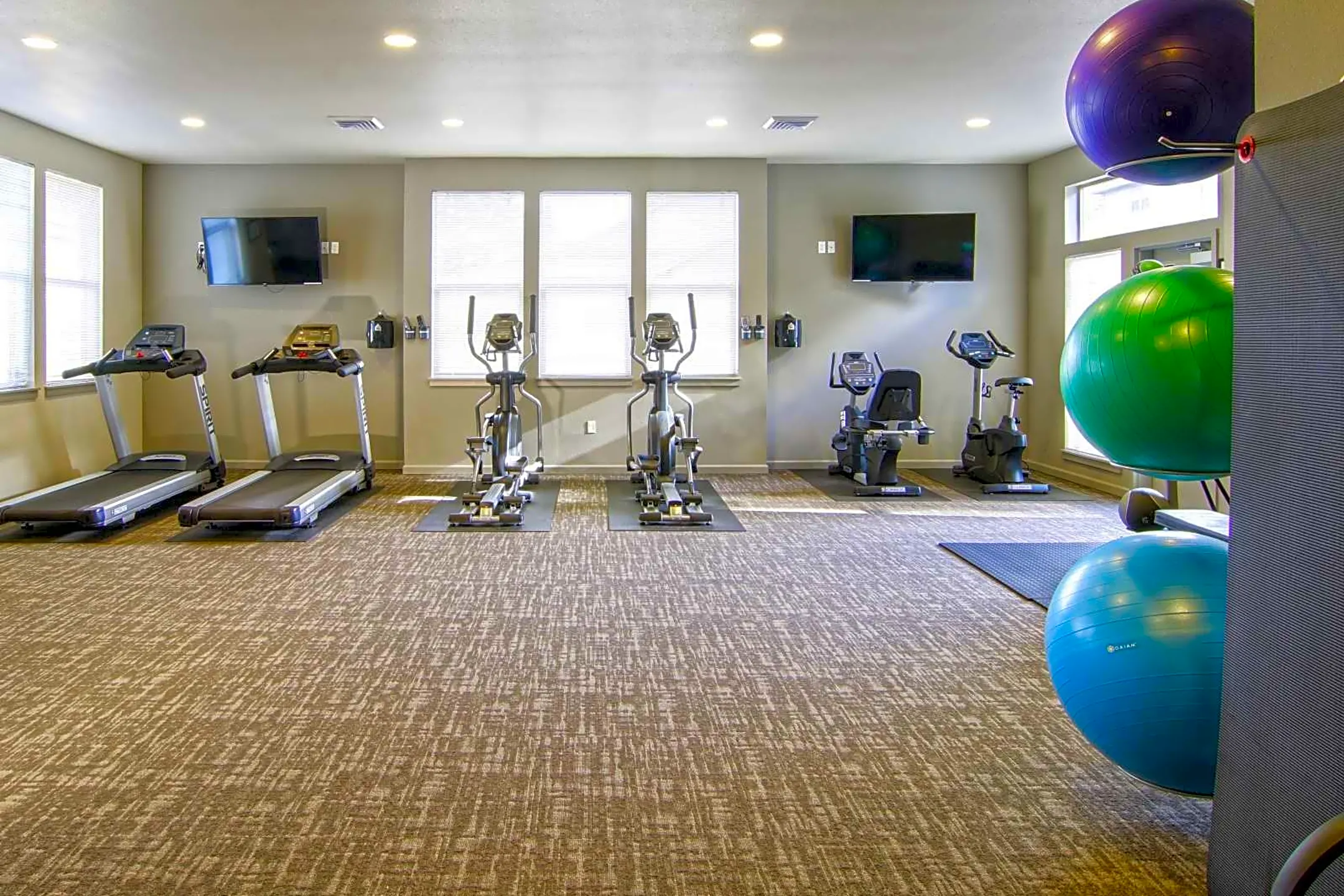 Fitness Weight Room - River Ridge Apartments - Tualatin, OR