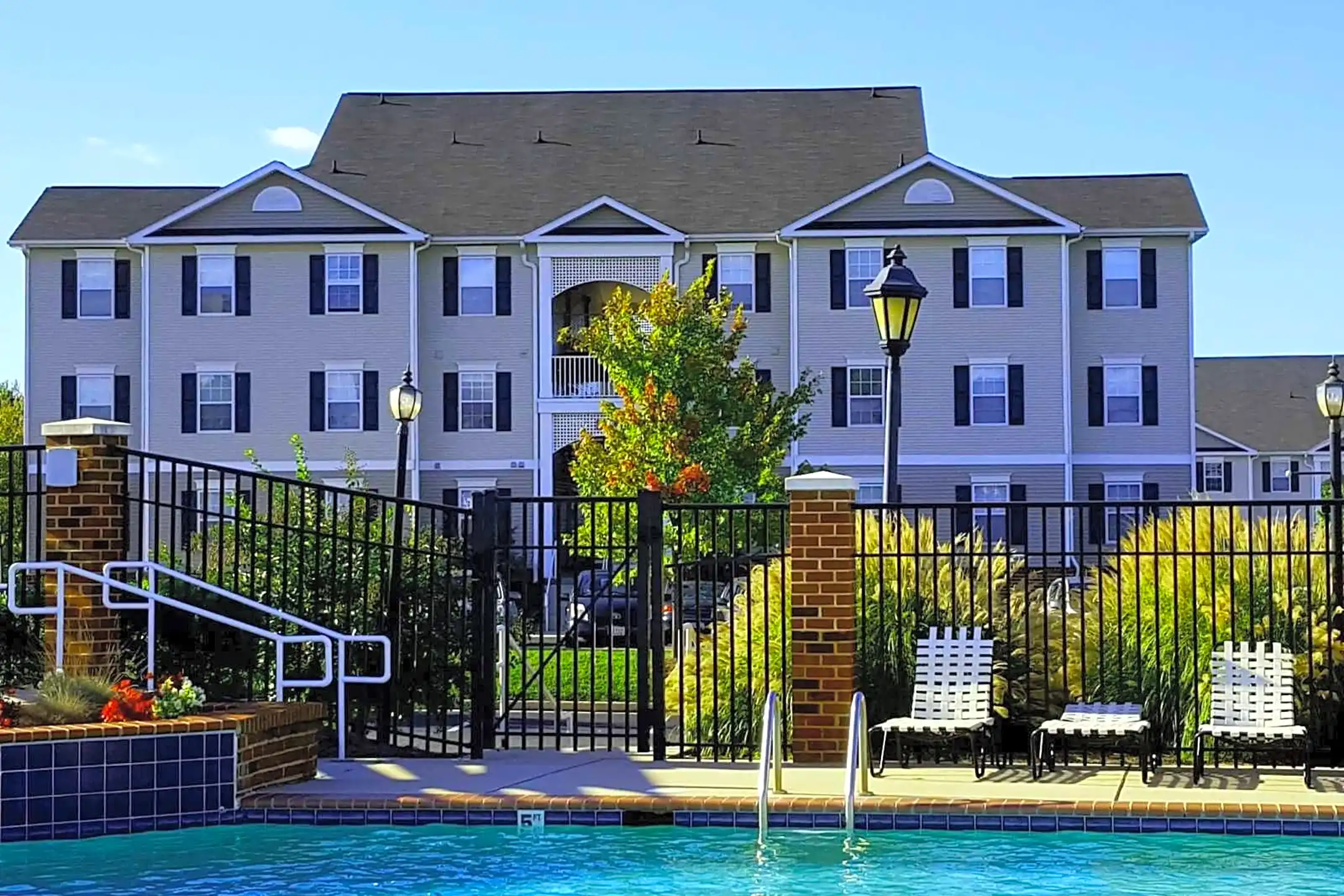 Pool - Sunchase Apartments - Farmville, VA