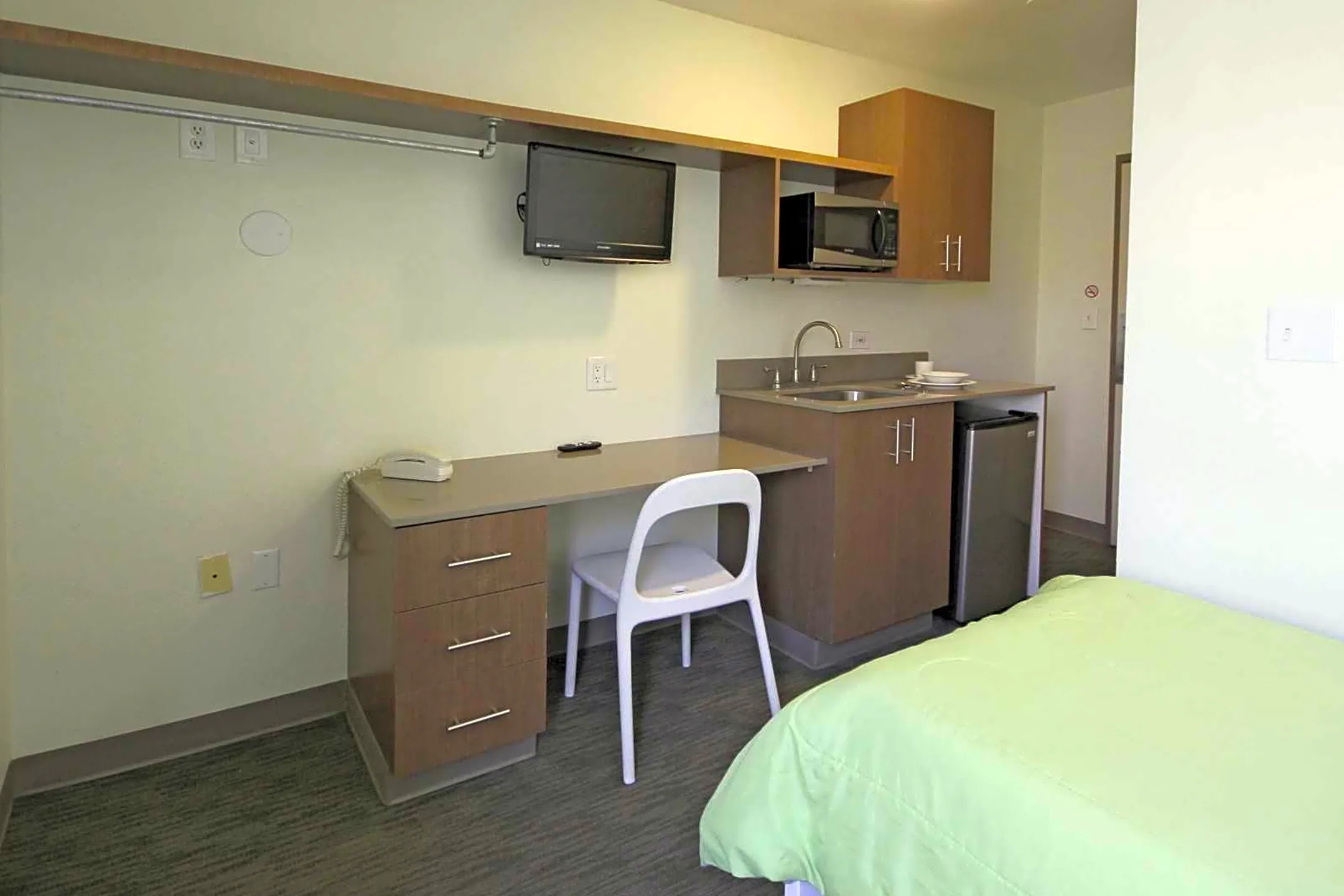 Bedroom - Vantaggio Suites - San Diego, CA
