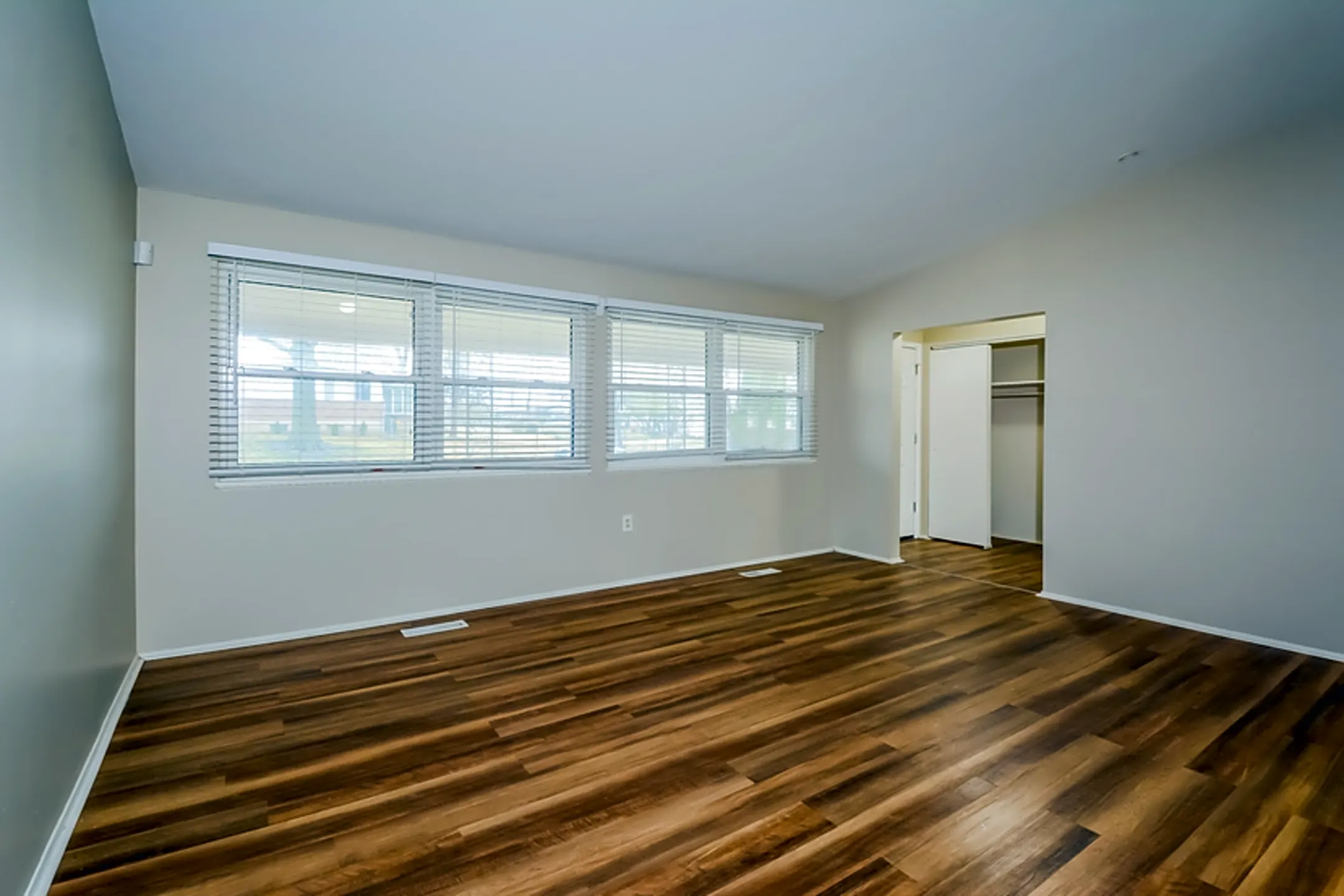 Living Room - 2995 Delaware Dr - Florissant, MO