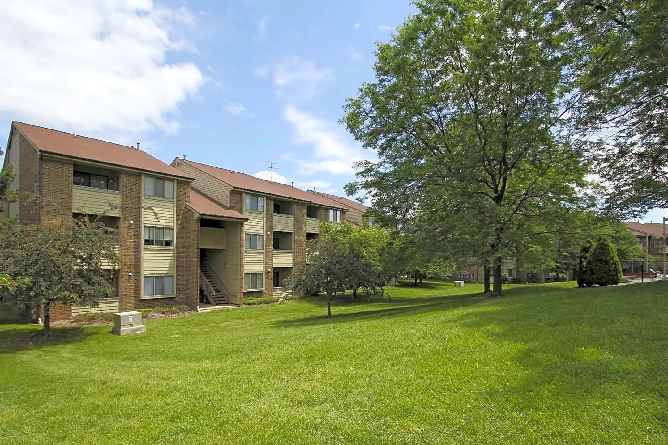 Ridgewood Village Apartments - Grand Rapids, MI 49546