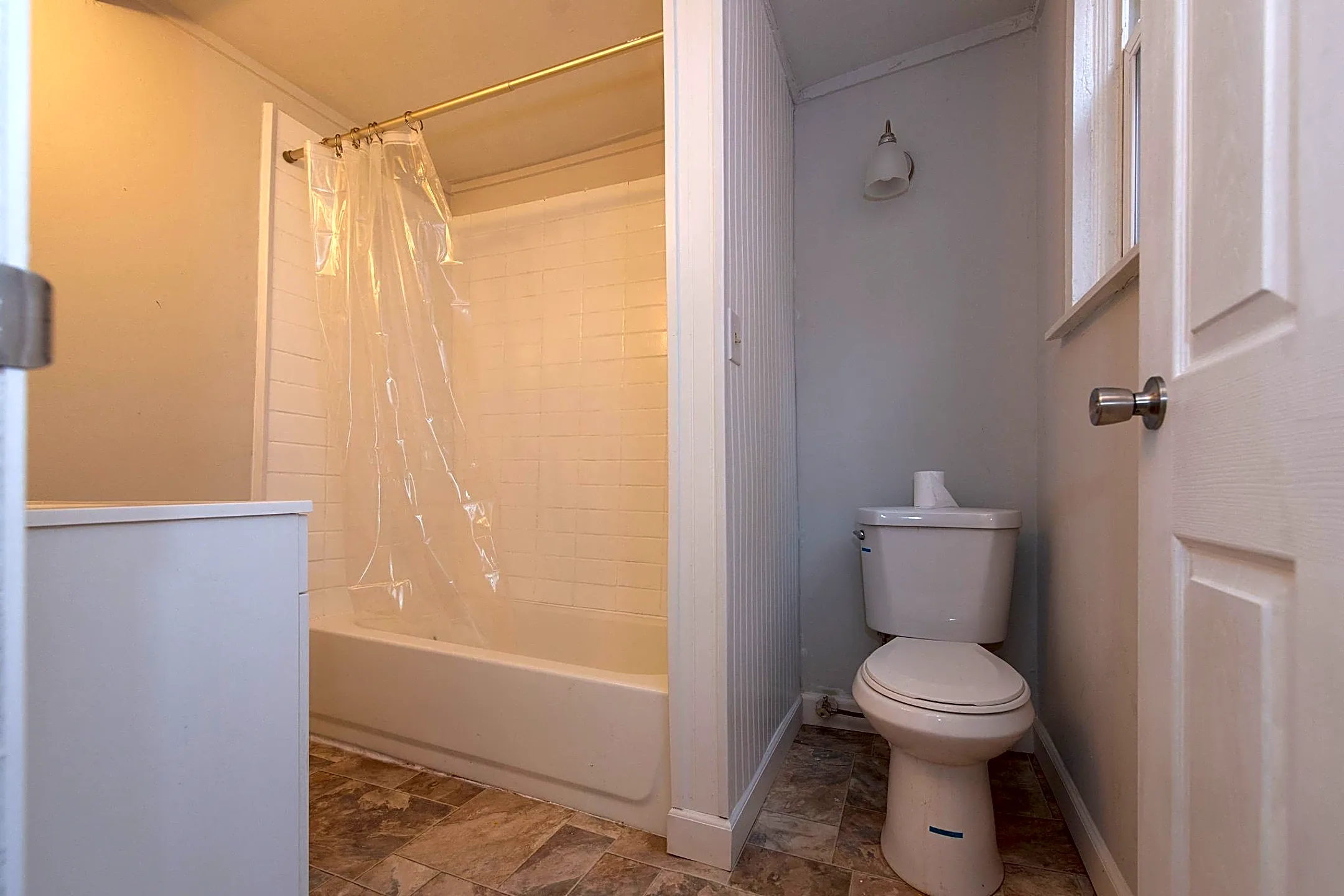 Bathroom - 309 E University Ave - Cincinnati, OH