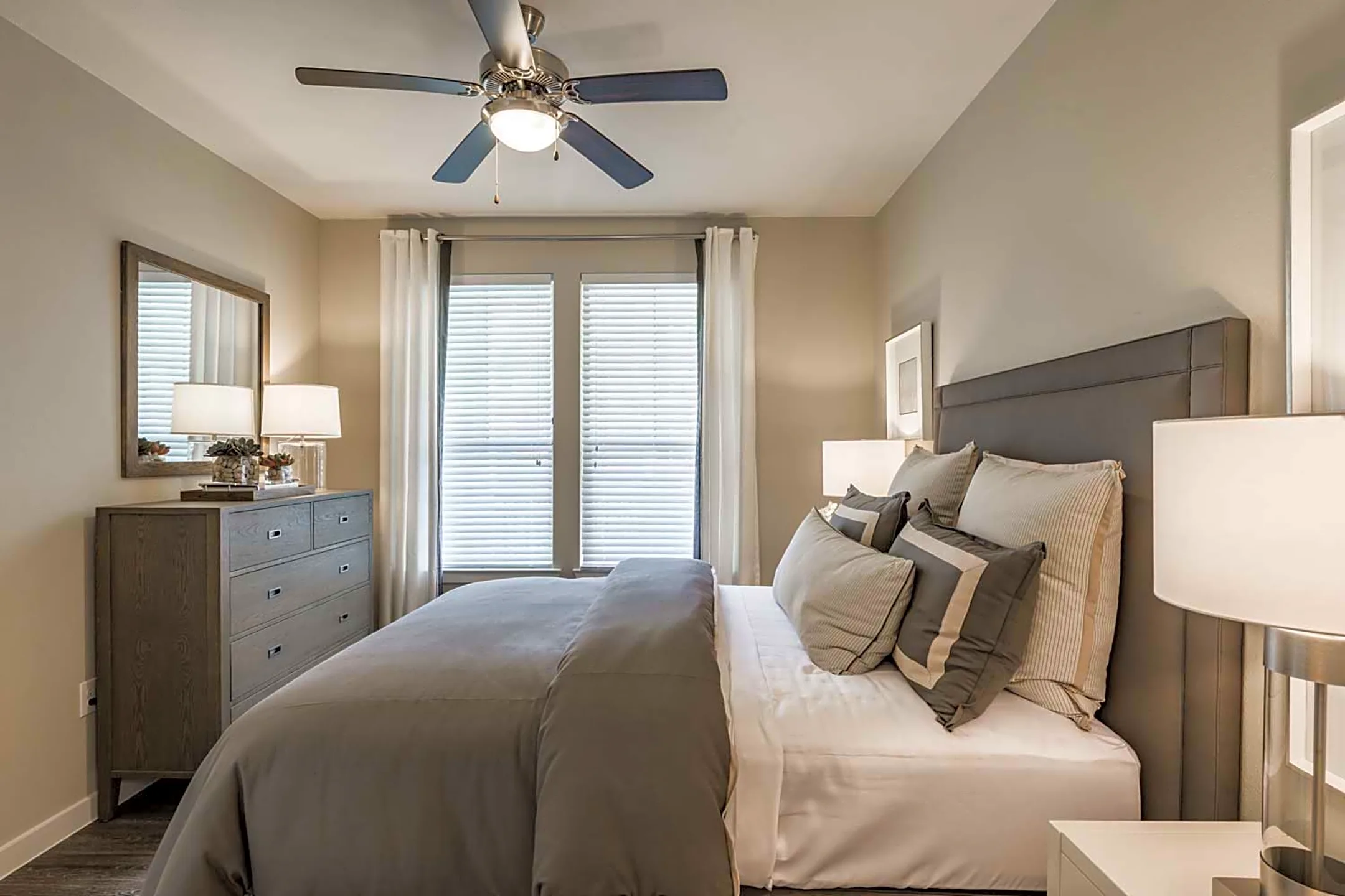 Bedroom - Smart Living On Cullen - Houston, TX