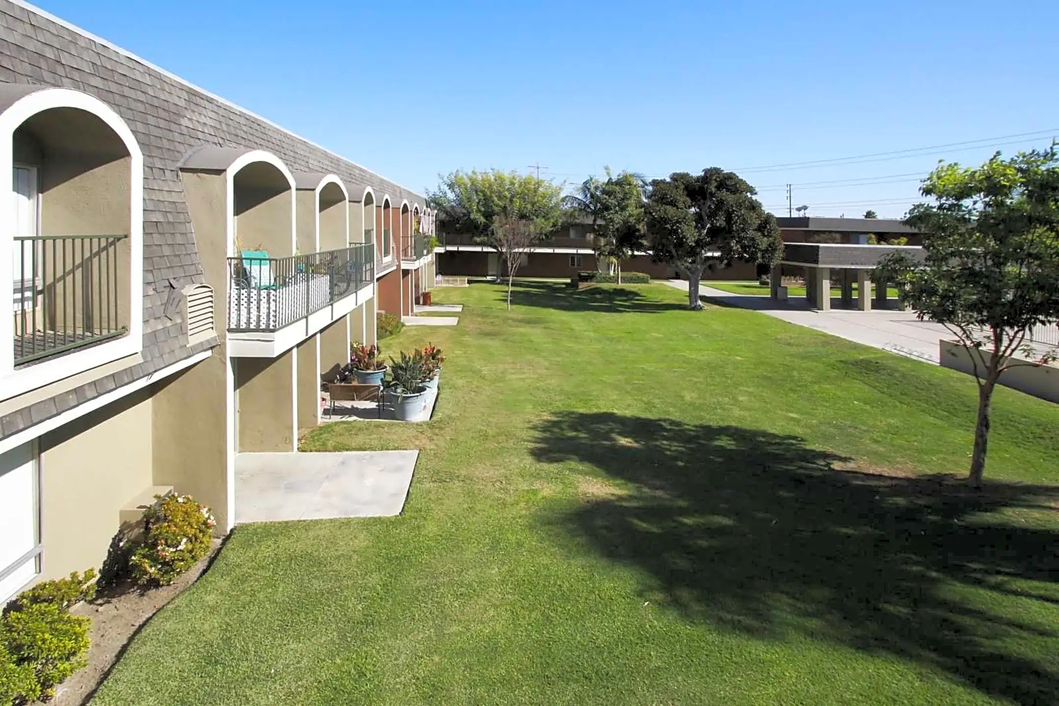 Building - Villa Marseilles - Santa Ana, CA