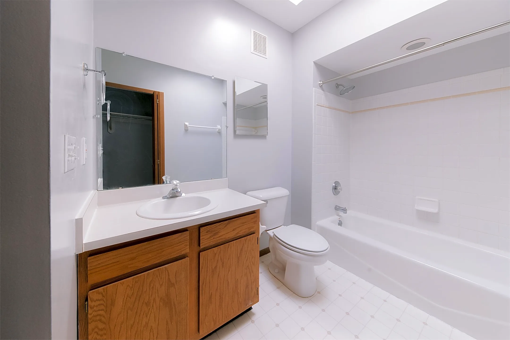 Bathroom - 252 S Washington Ave - Columbus, OH