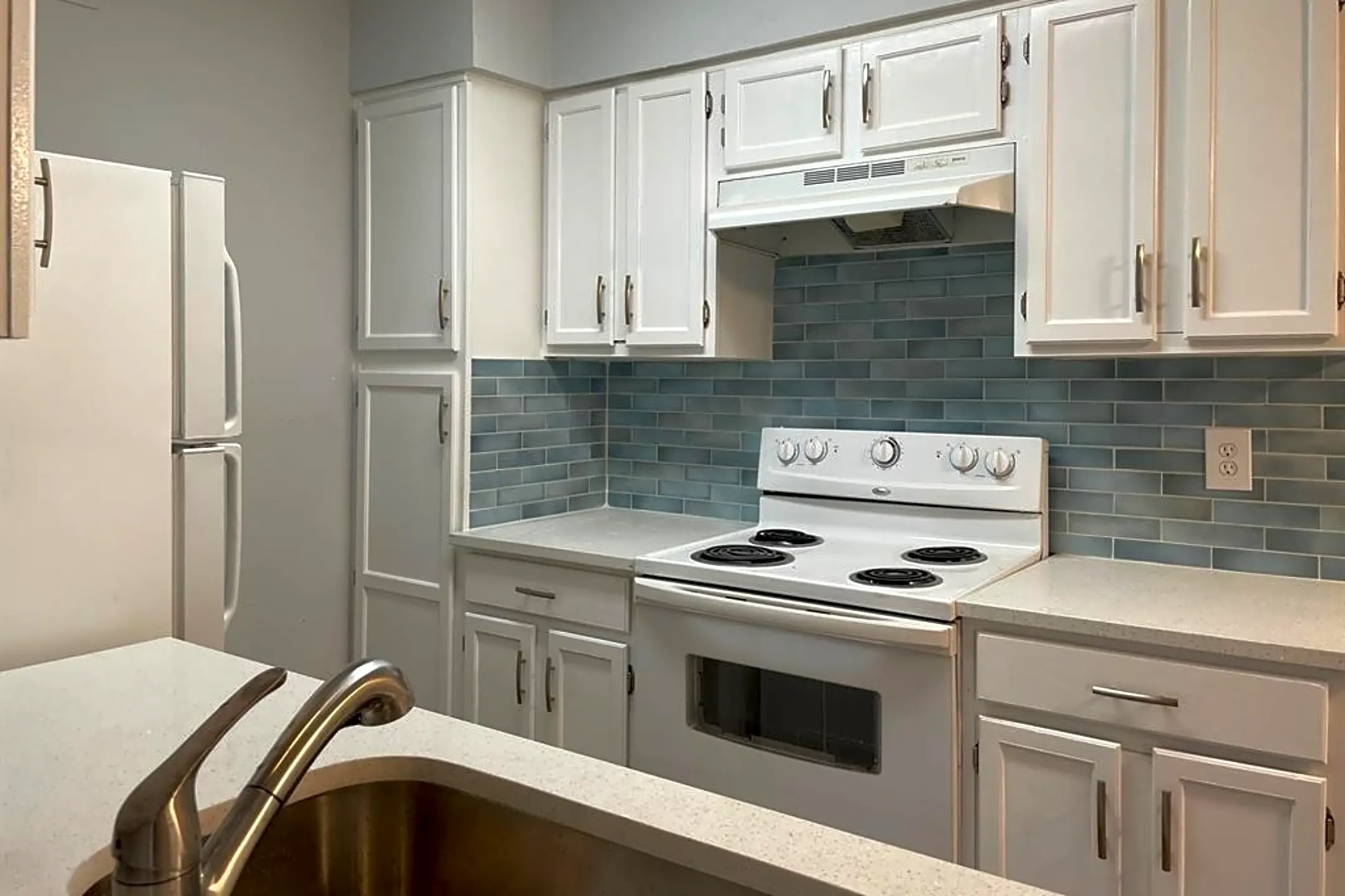 Kitchen - 3624 Parkridge Dr #214 - Dallas, TX