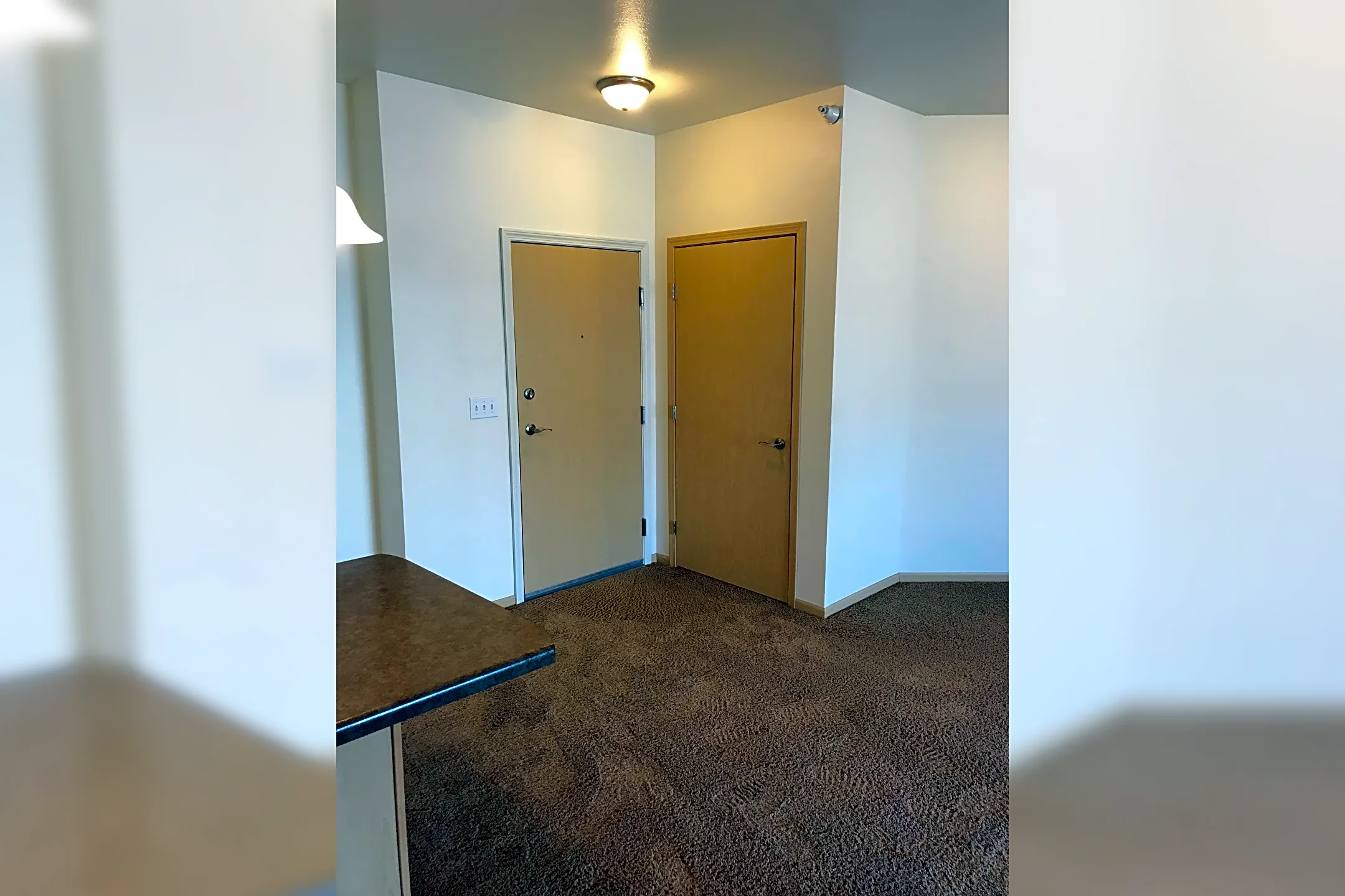 Foyer, Entryway - The Cascades Apartments - Fargo, ND