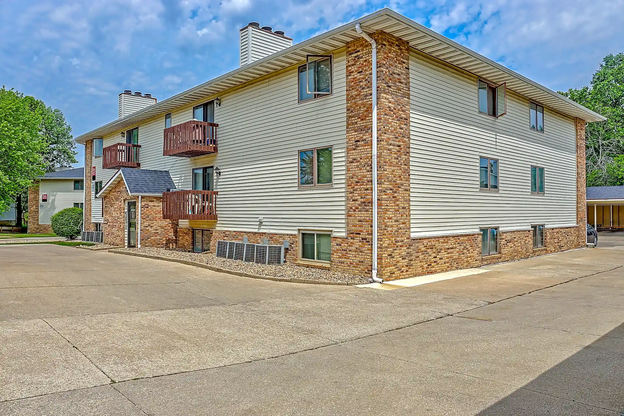 Challis Court Apartments Bloomington, IL 61704