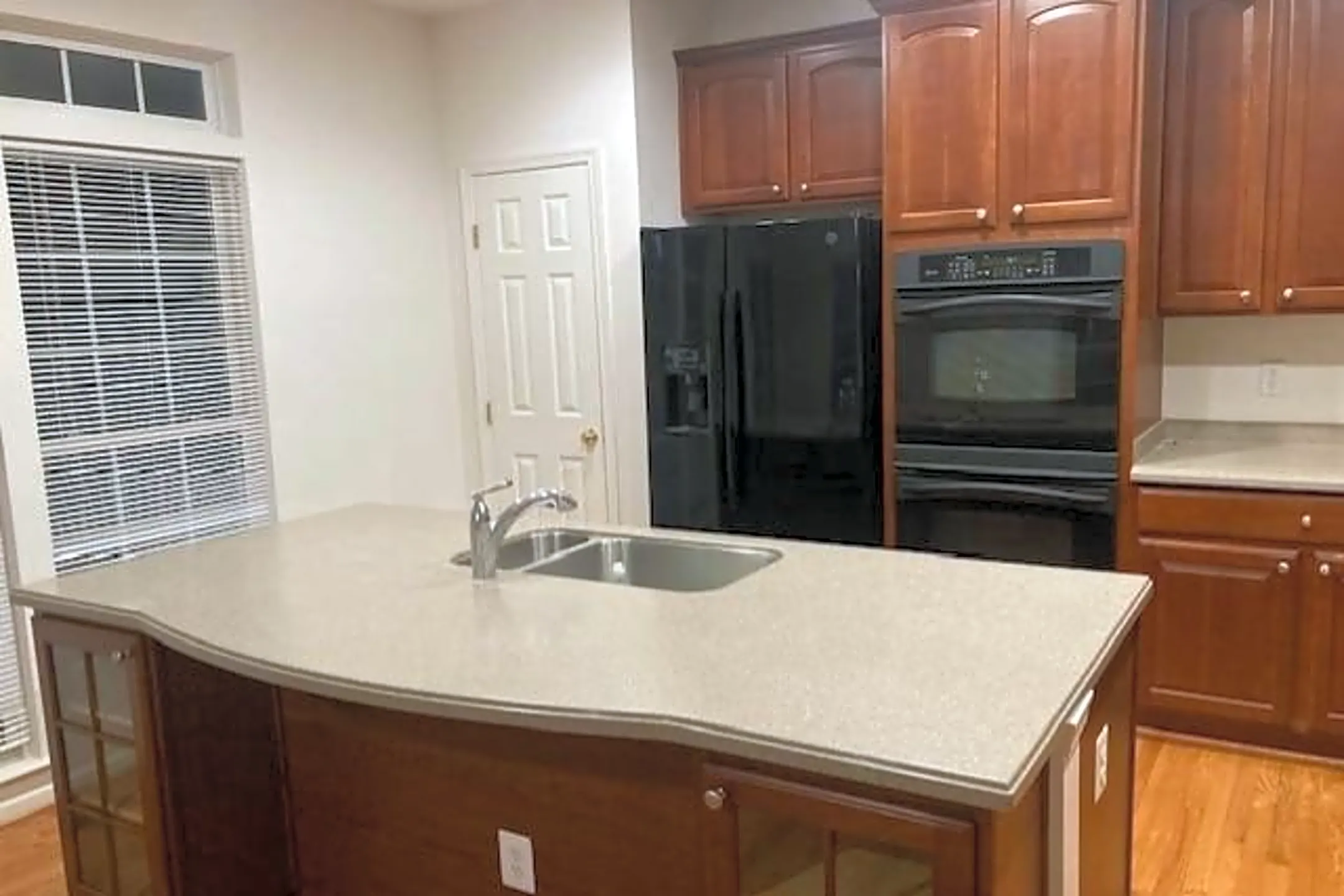 Kitchen - 2221 Potomac Club Pkwy - Woodbridge, VA