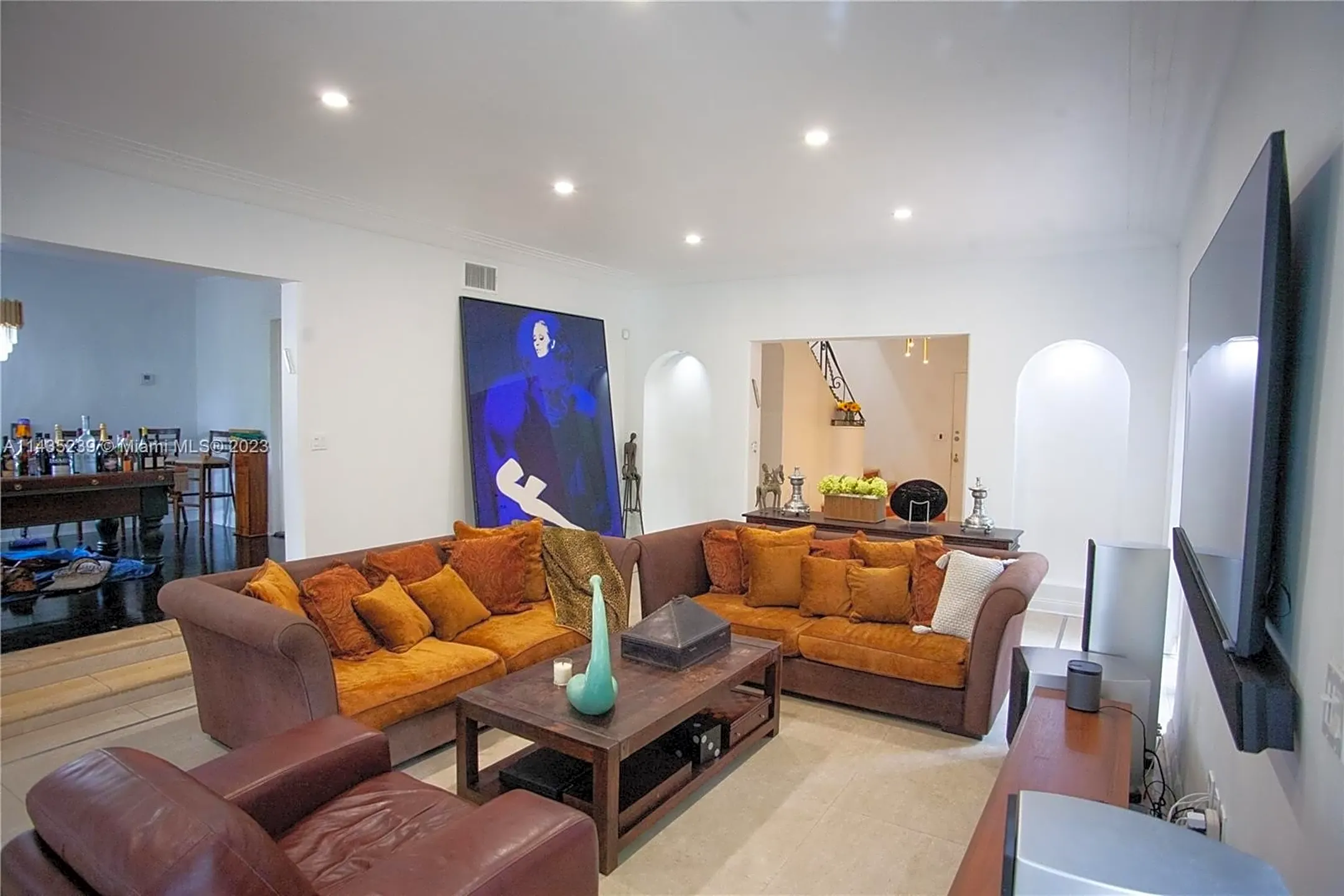 Living Room - 4464 Prairie Ave - Miami Beach, FL