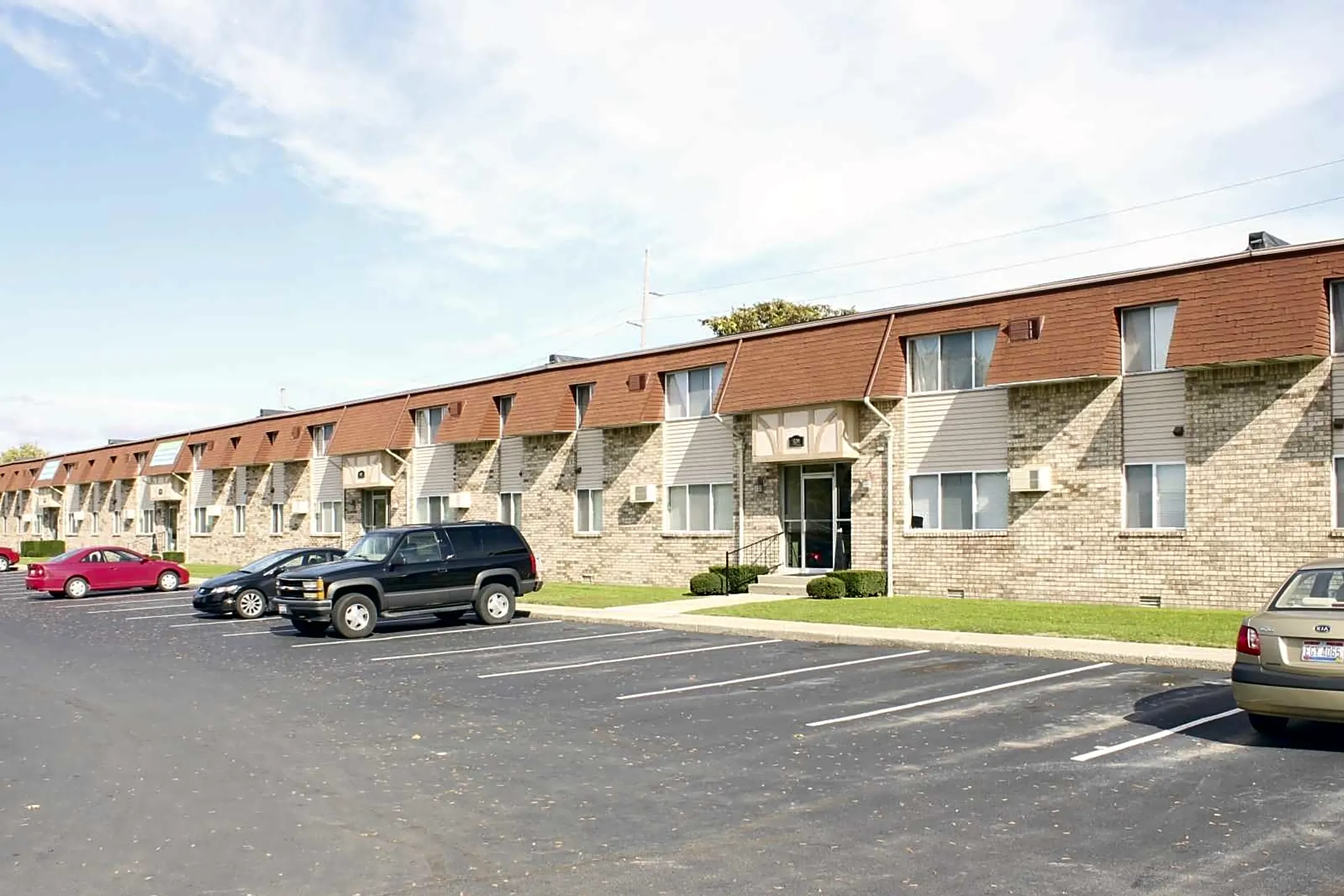 Camelot East - 813 Glenwood Rd | Rossford, OH Apartments for Rent | Rent.