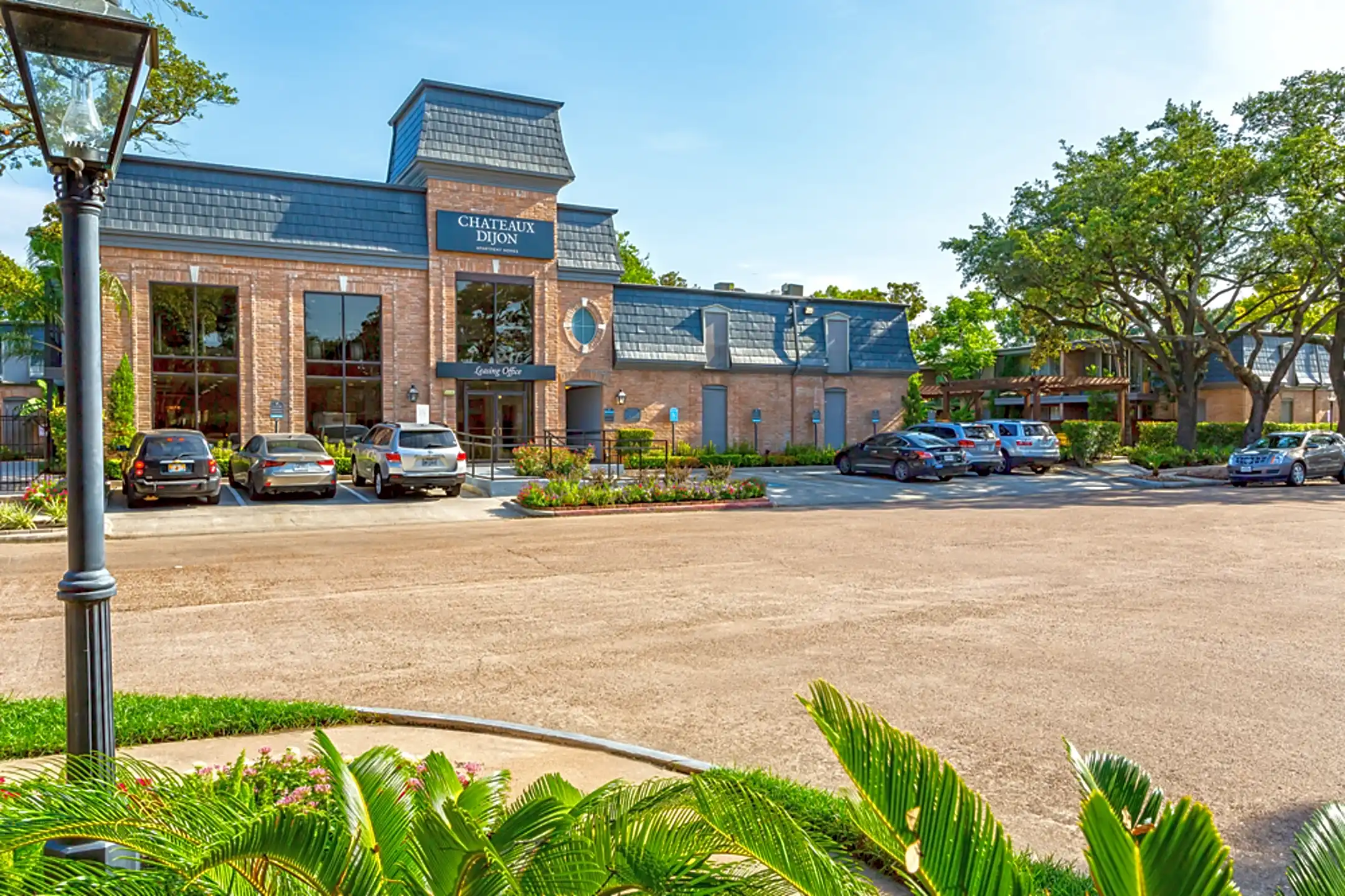 Chateaux Dijon Apartments 5331 Beverlyhill St Houston, TX