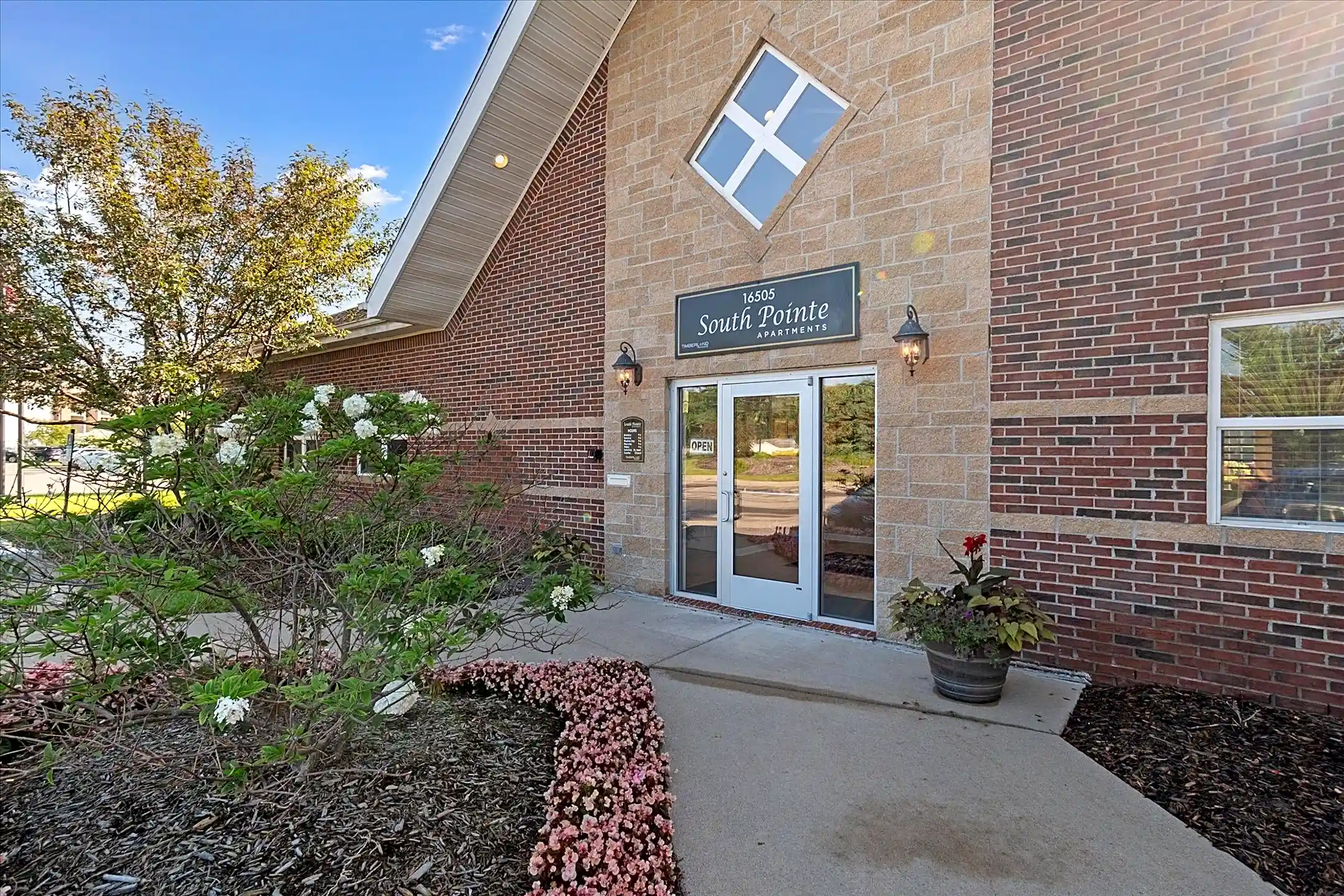 South Pointe Apartments Southgate, MI 48195