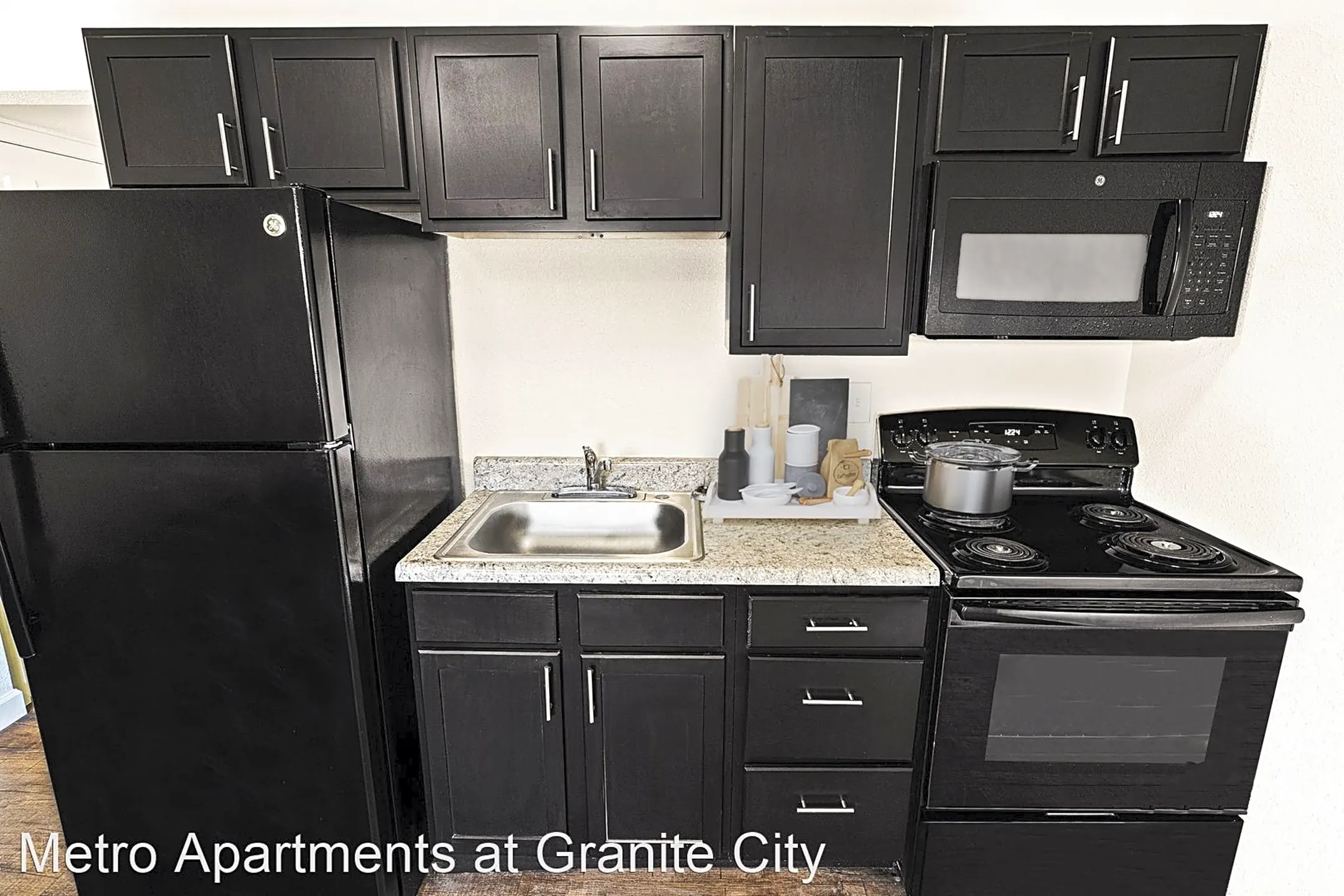 Kitchen - Metro Apartments at Granite City - Granite City, IL