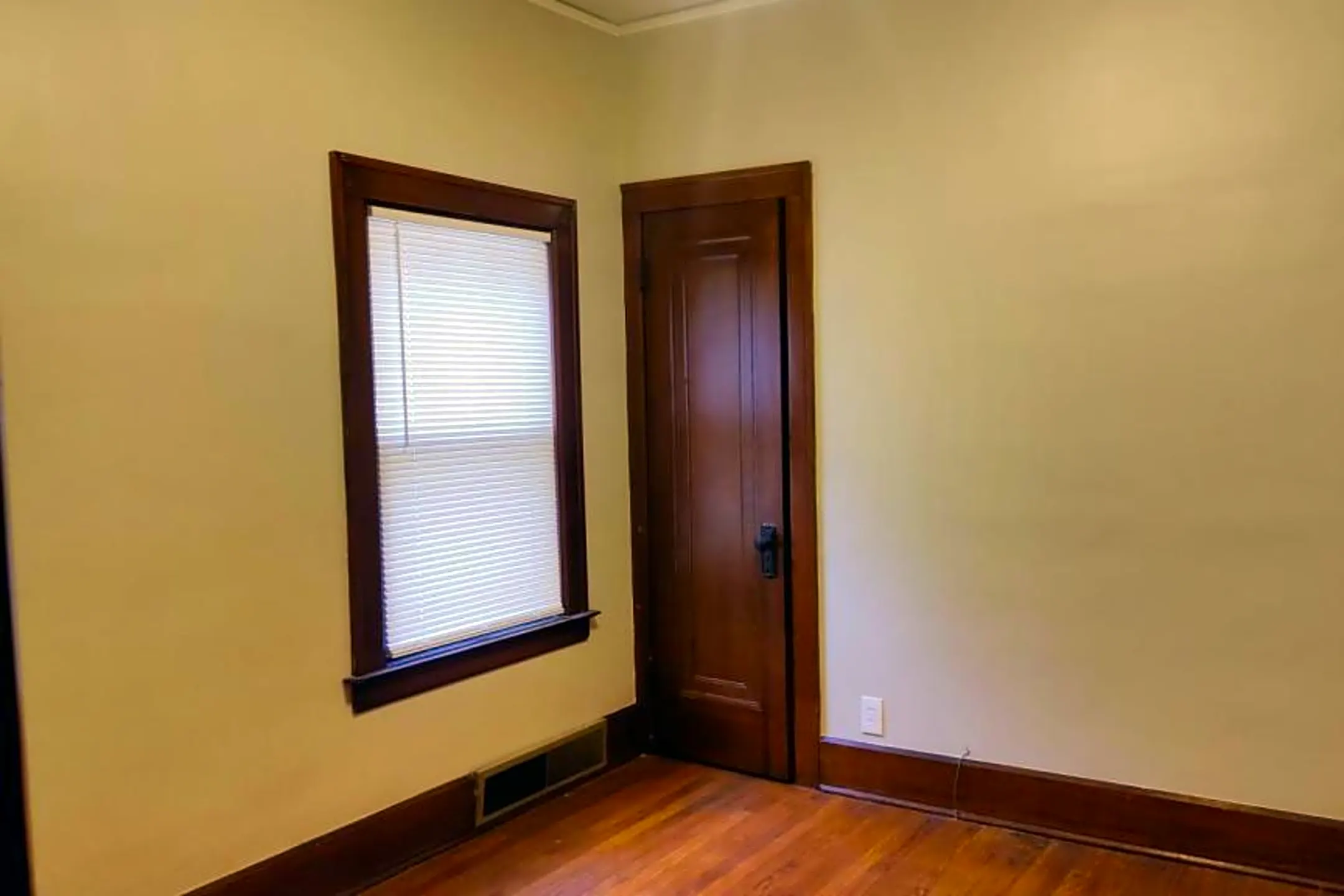 10 Rockwood Ave 10 Rockwood Ave unit Lower Ecorse, MI Houses for