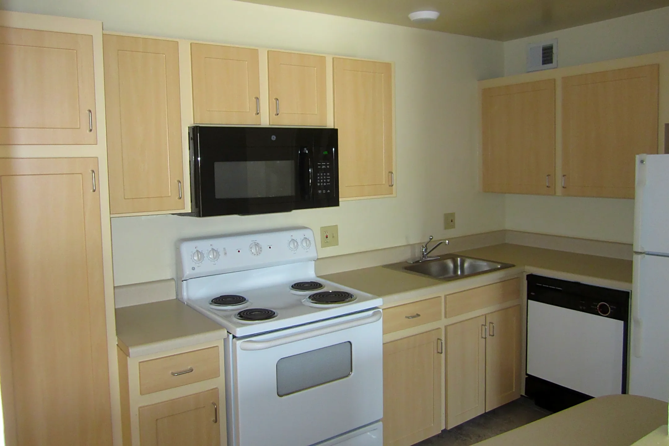 Amber's Mansfield Apartments 5004 Mansfield Ave Royal Oak, MI