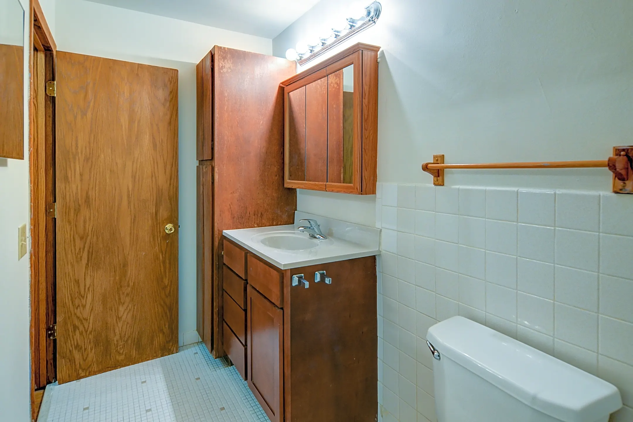 Bathroom - Lake Street Manor - Minneapolis, MN