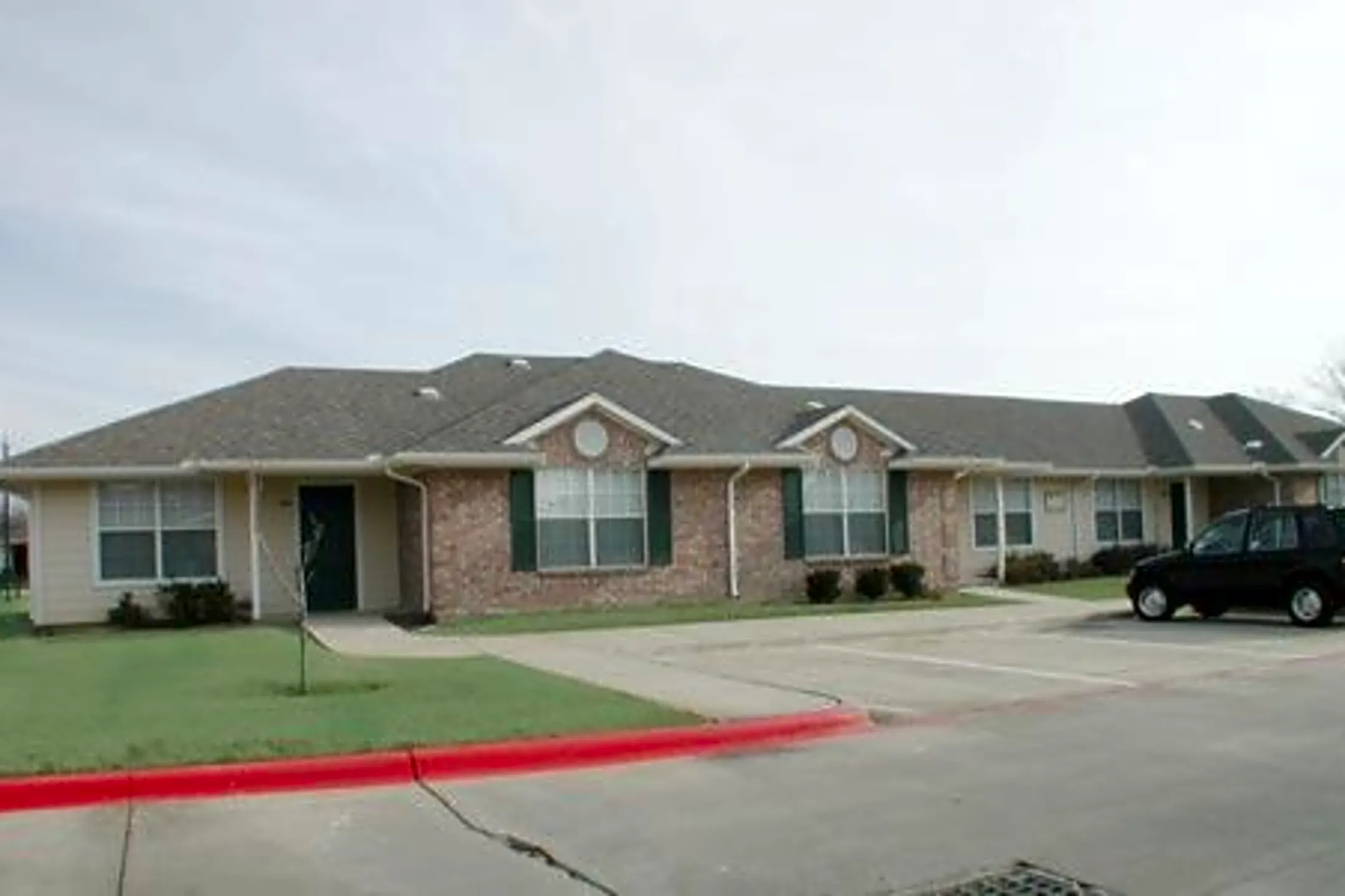 Oak Meadows Townhomes - Commerce, TX