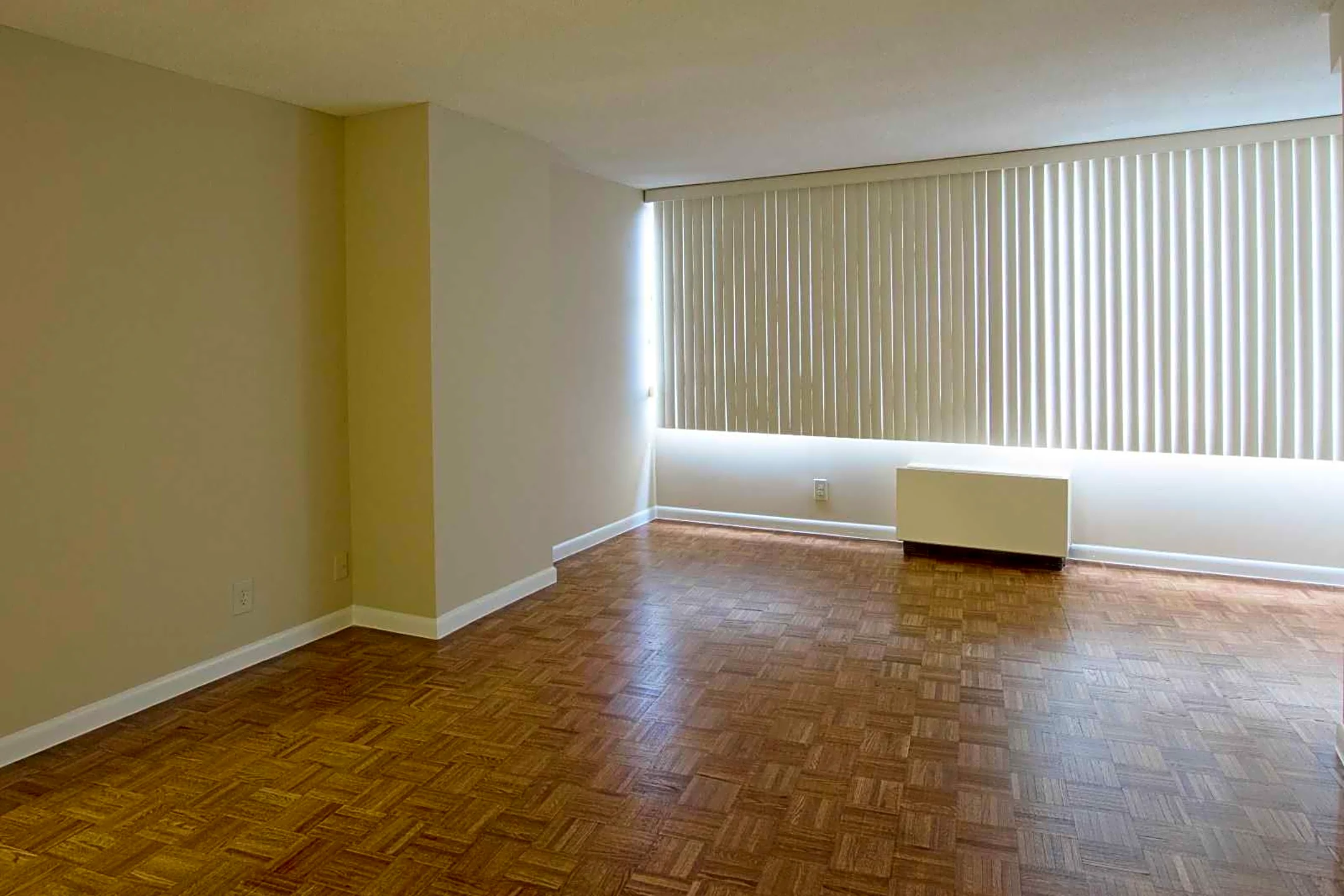 Living Room - Hampton Plaza Apartments - Towson, MD