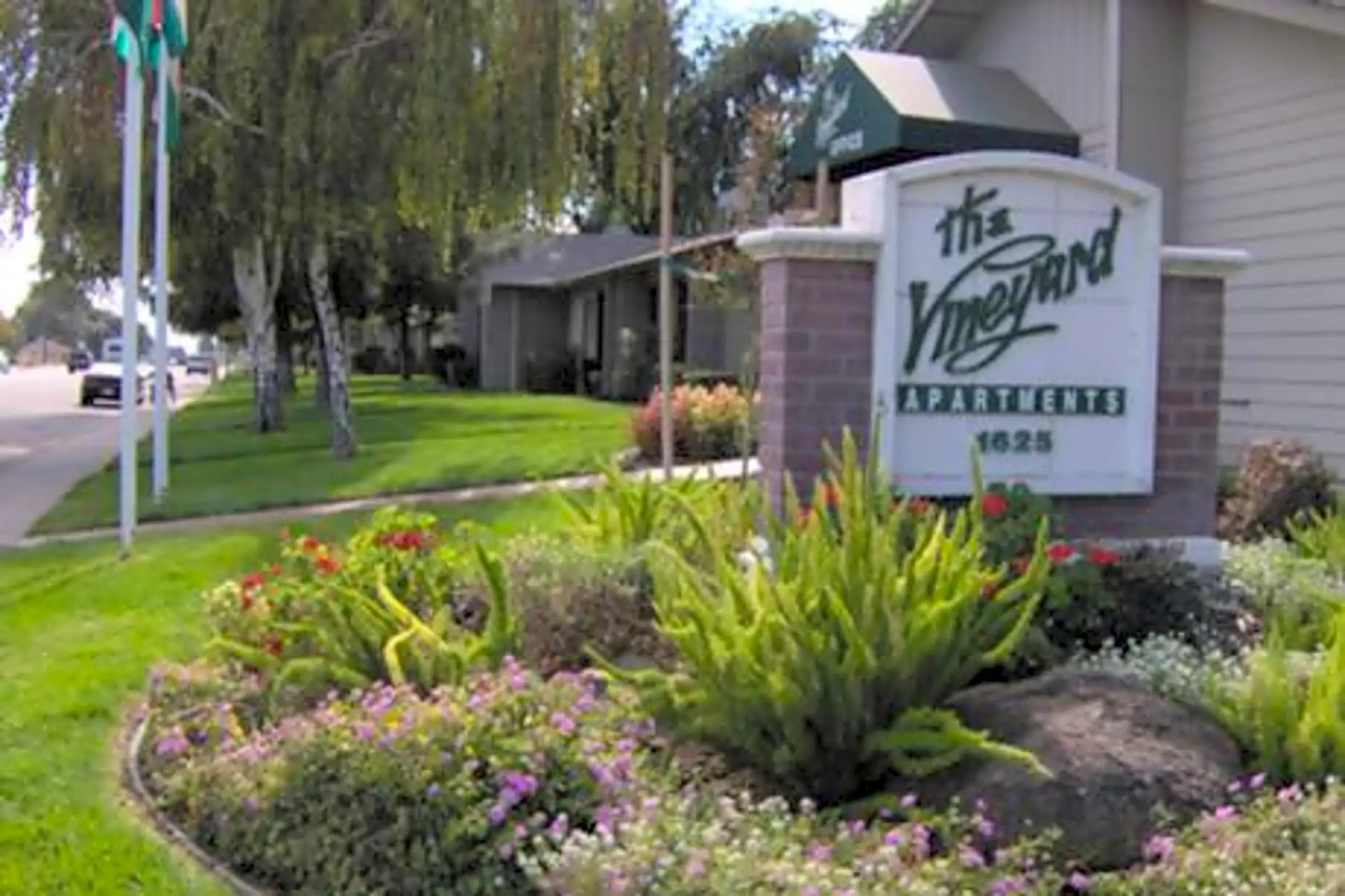 Vineyard Apartments 1625 Richland Ave Ceres, CA Apartments for Rent