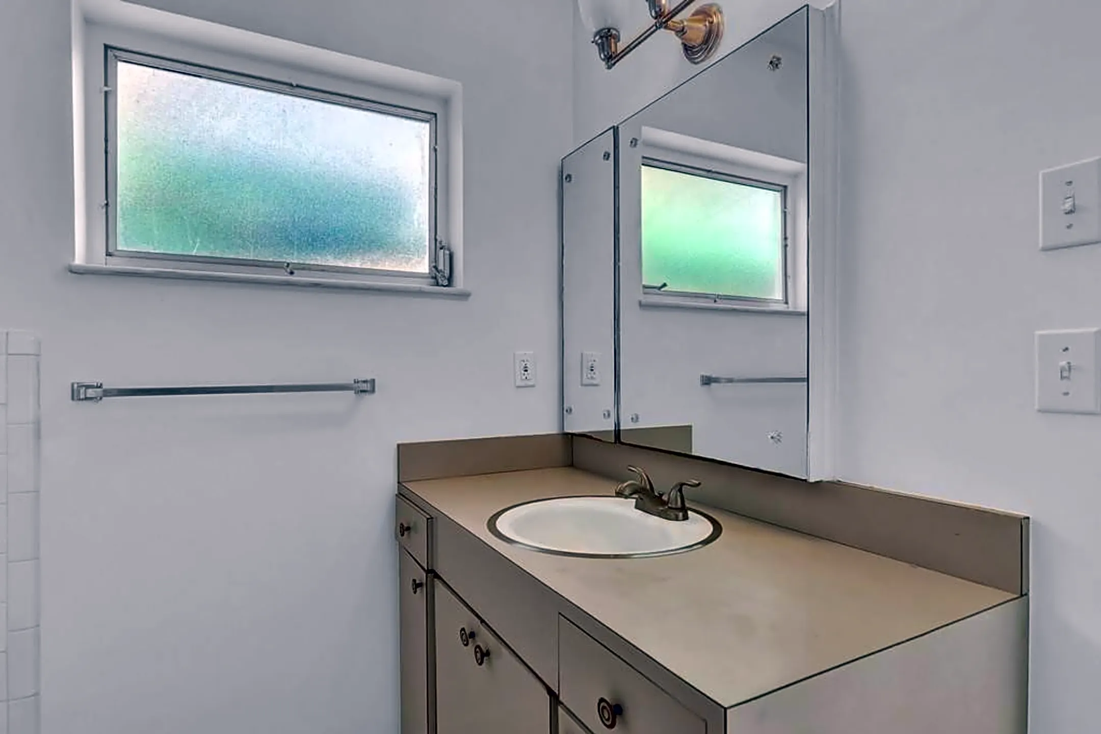 Bathroom - 328 Indian Lilac Rd - Vero Beach, FL