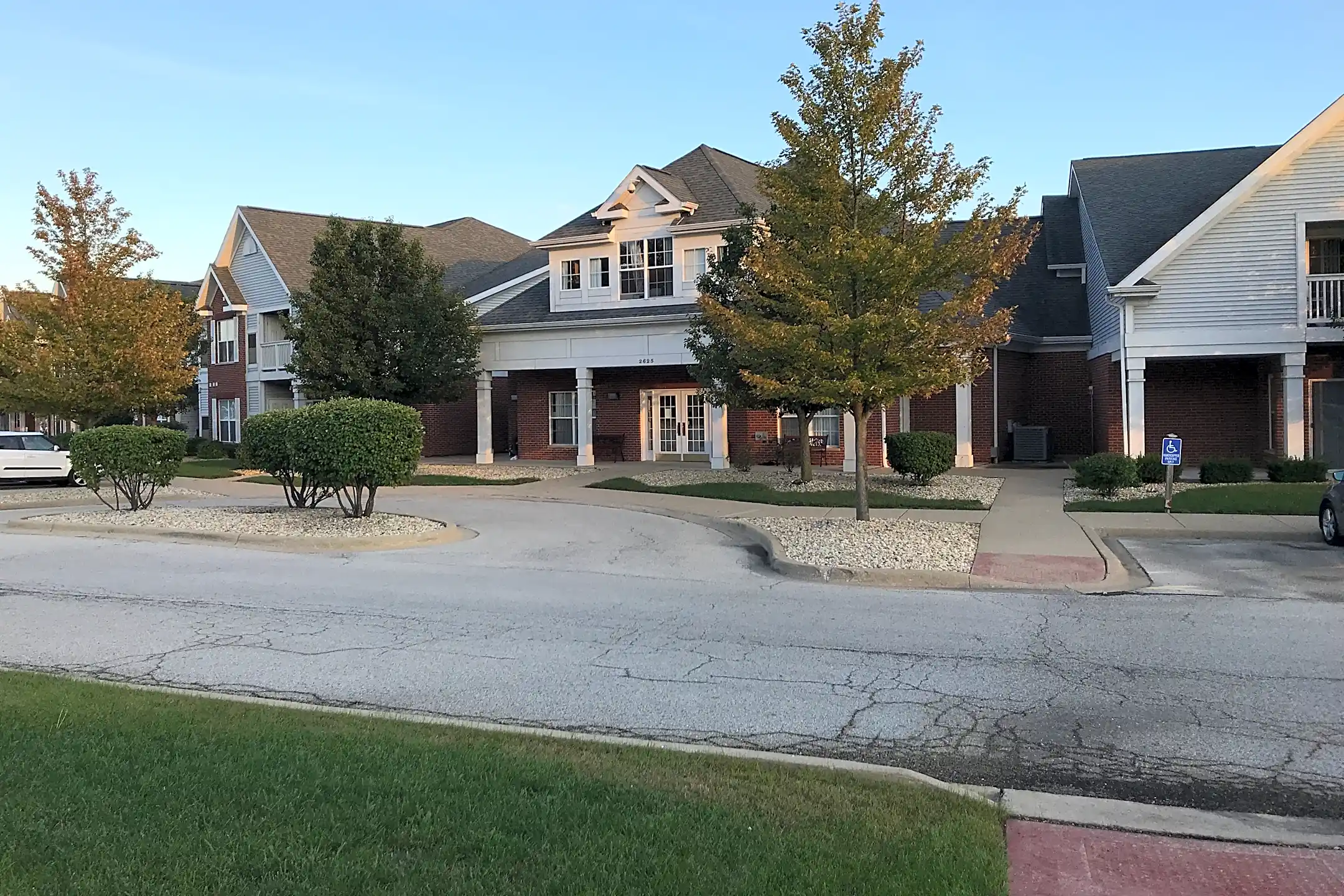 Pool - Myers Commons Apartments - Darien, IL