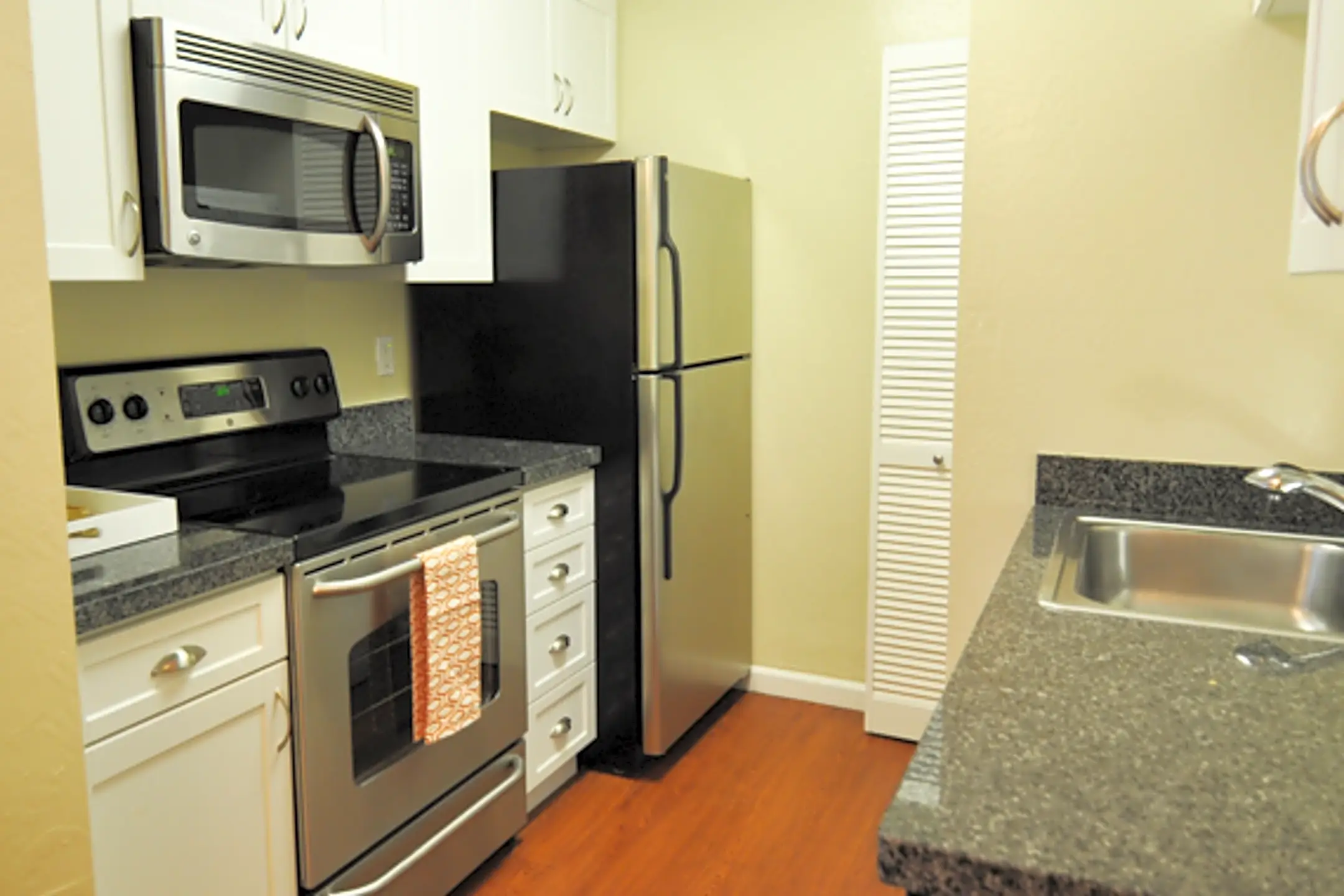 Heatherstone Apartments 877 Heatherstone Way Mountain View, CA