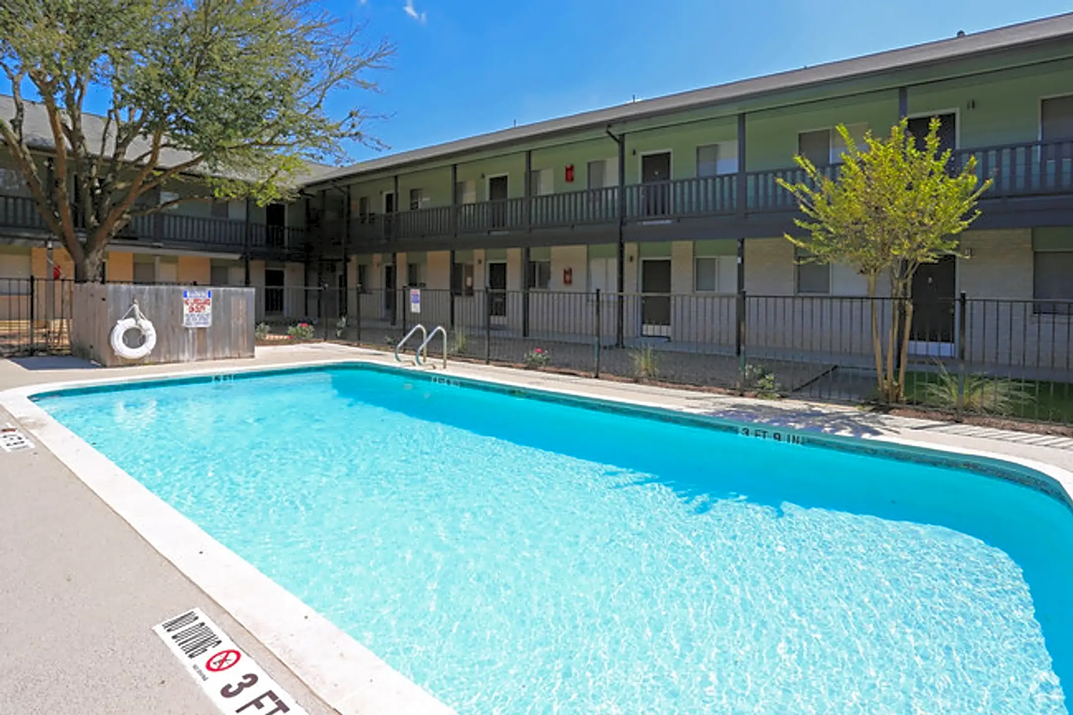 Robinson Manor Apartments Apartments Universal City, TX 78148