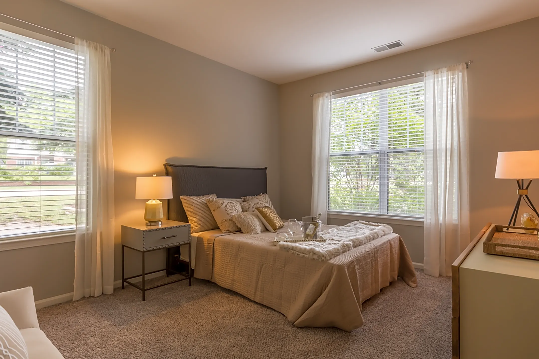 Woodlake Apartments 101 Woodlake Blvd Gurnee, IL Apartments for