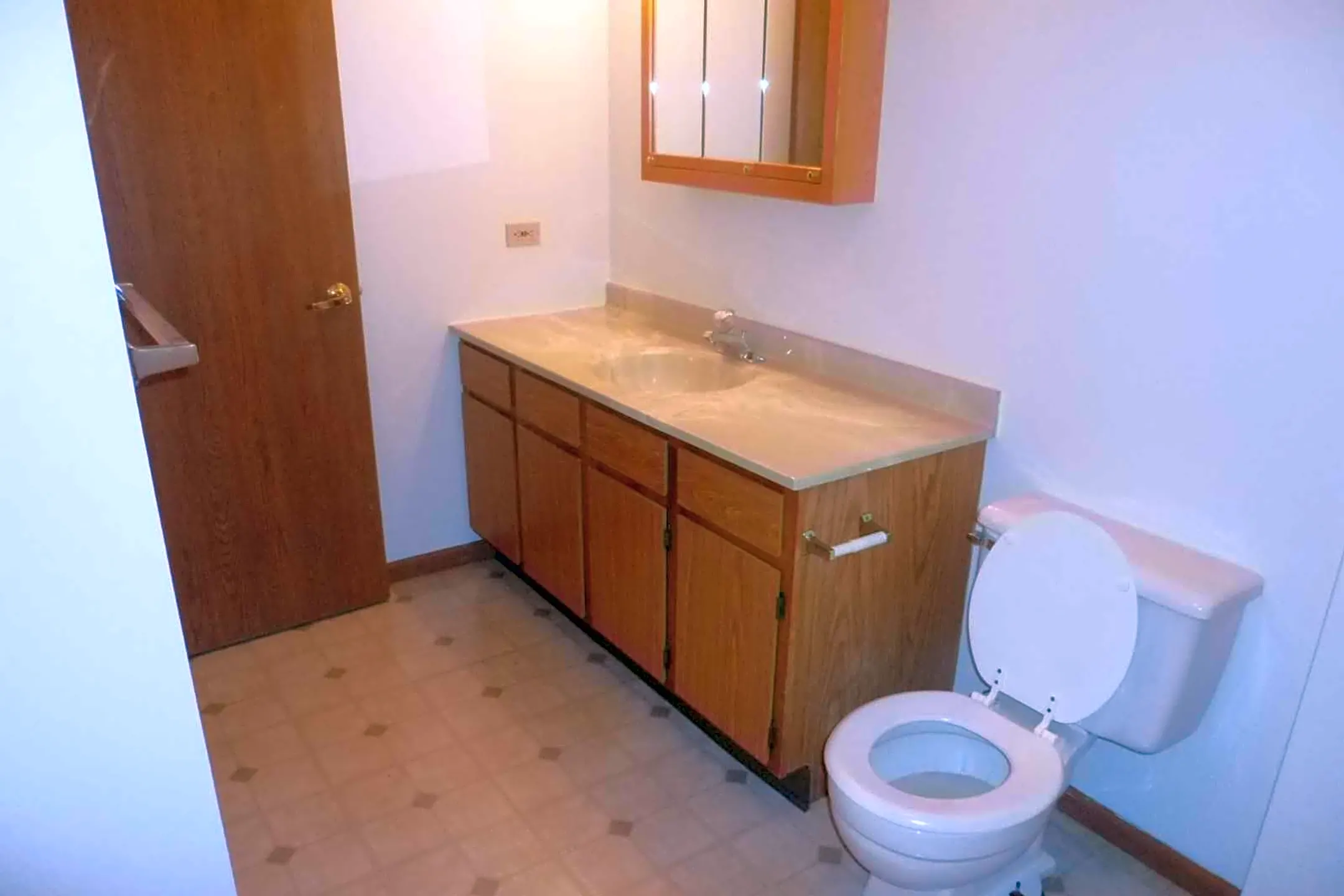 Bathroom - Prairie View Apartments - Woodstock, IL