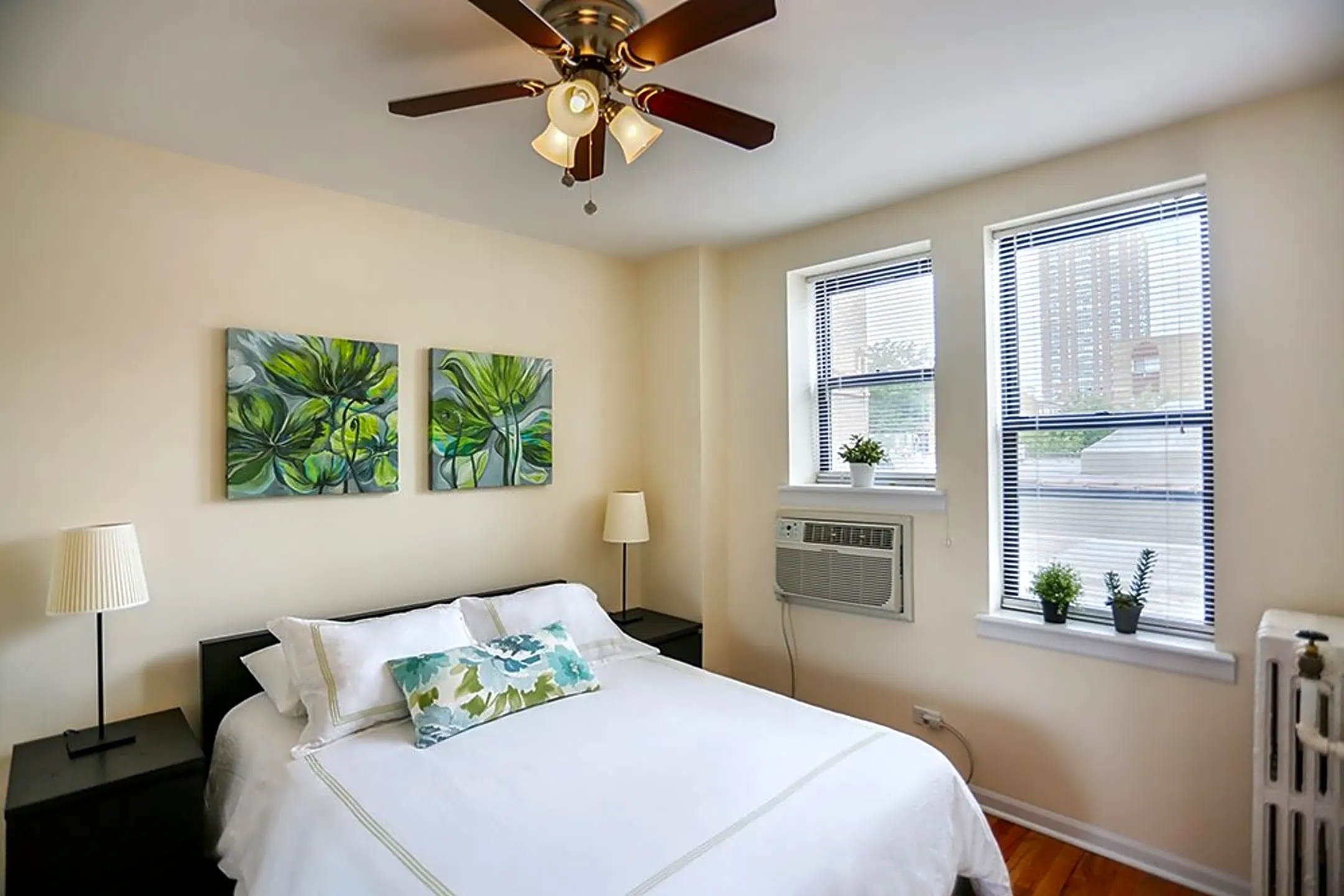 Bedroom - The Uptown Regency - Chicago, IL