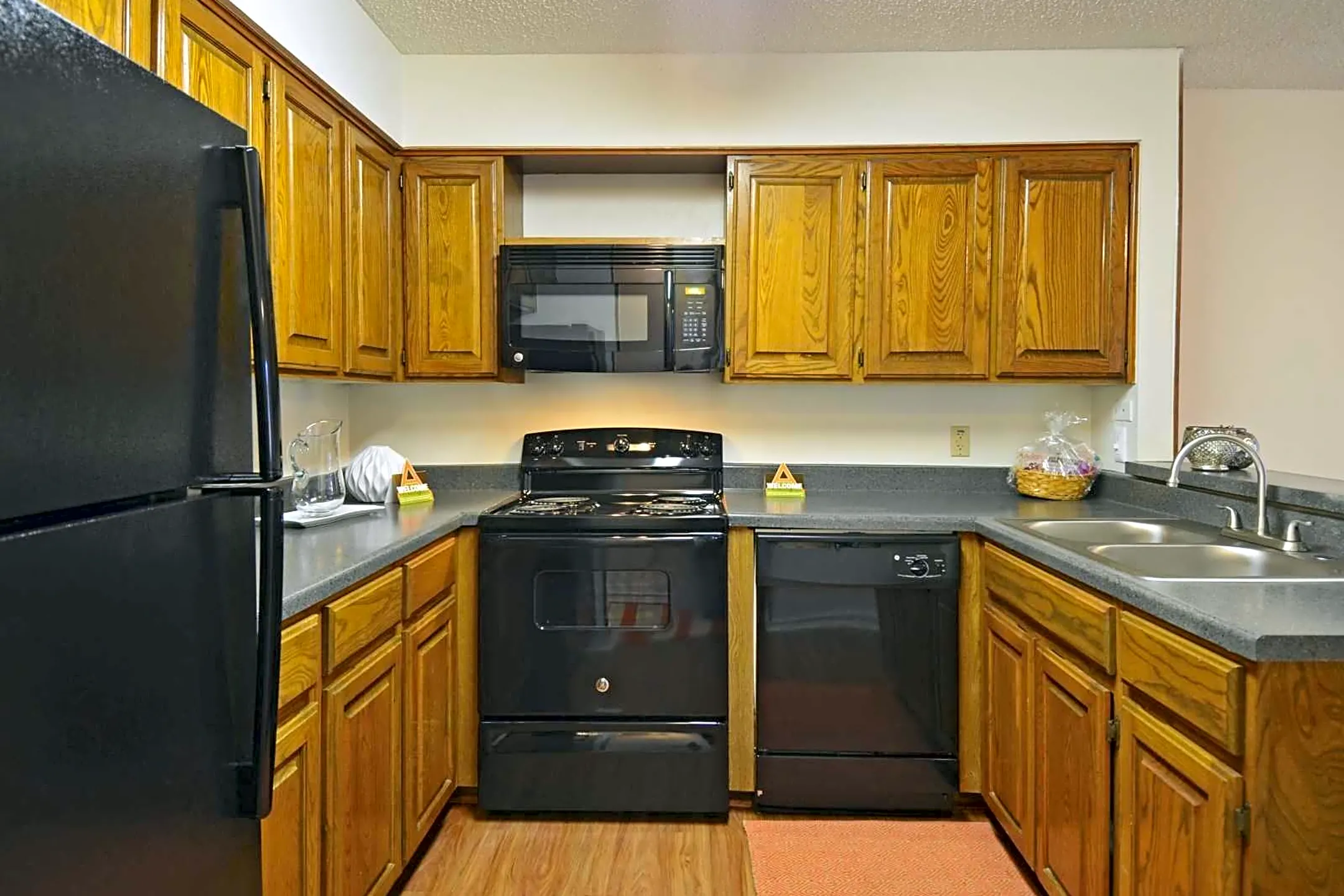Kitchen - 4000 Horizon Hill Apartments - San Antonio, TX