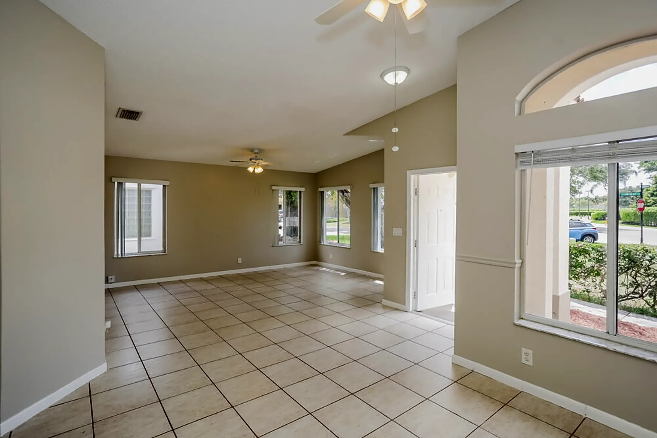 1414 E HARMONY LAKE CIR Davie, FL Houses for Rent Rent.