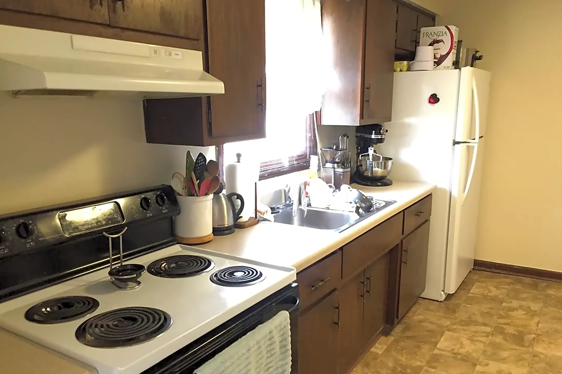 Kitchen - Fieldcrest Apartments - Upland, IN