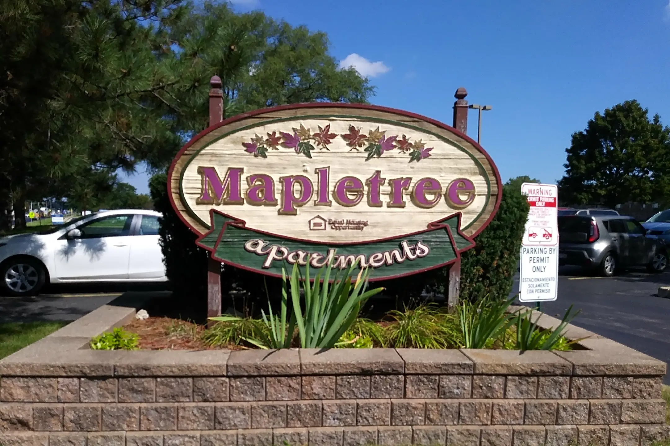 Pool - Mapletree Apartments - Woodstock, IL