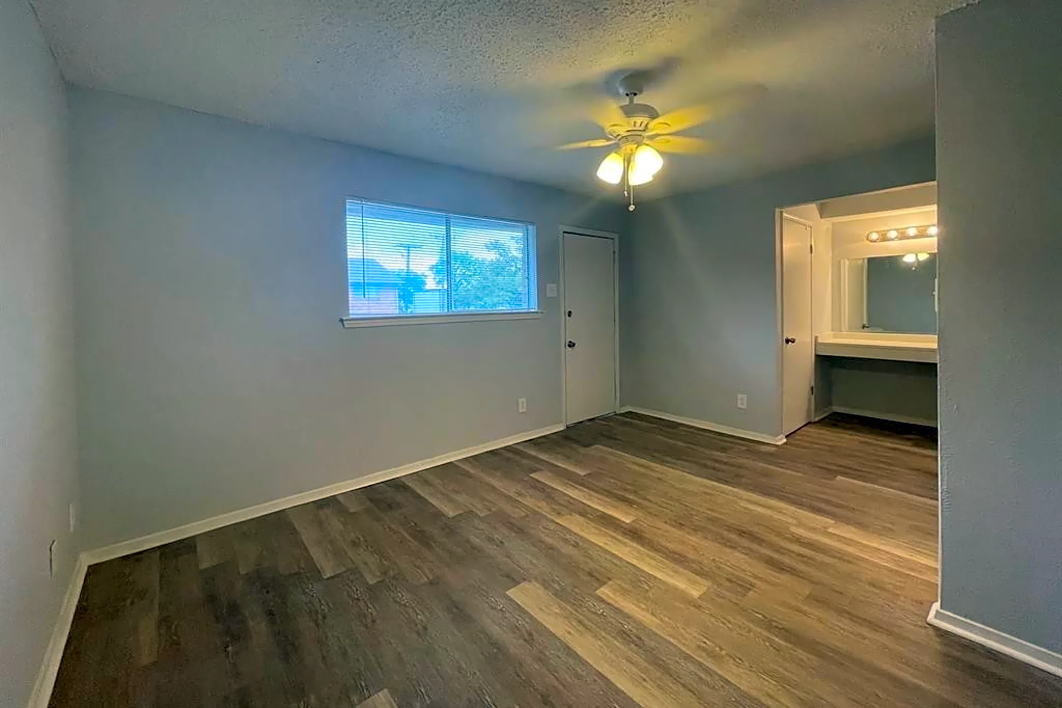 Dining Room - 3624 Parkridge Dr #214 - Dallas, TX