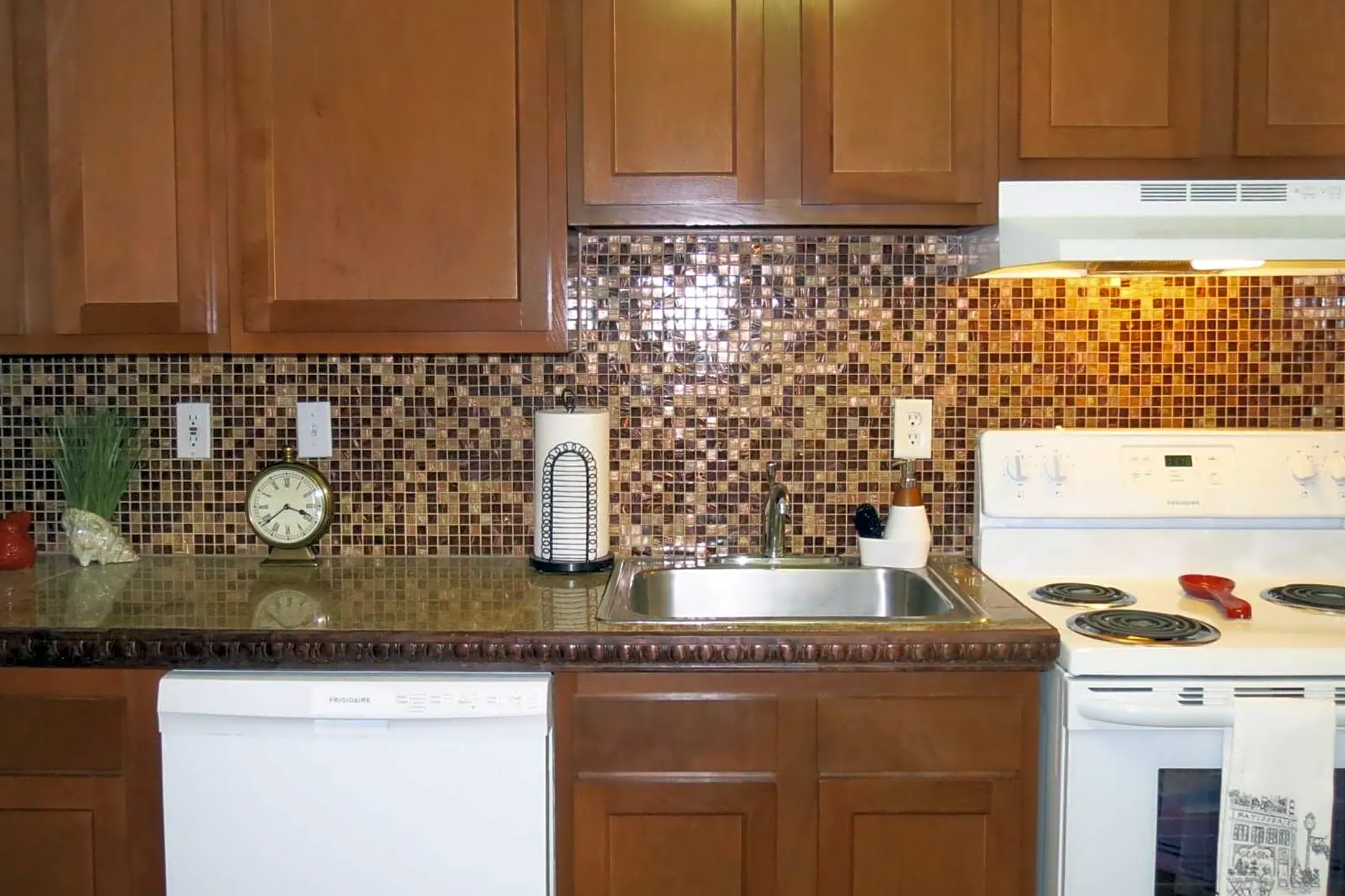 Kitchen - Carlton Park Apartments - North Olmsted, OH