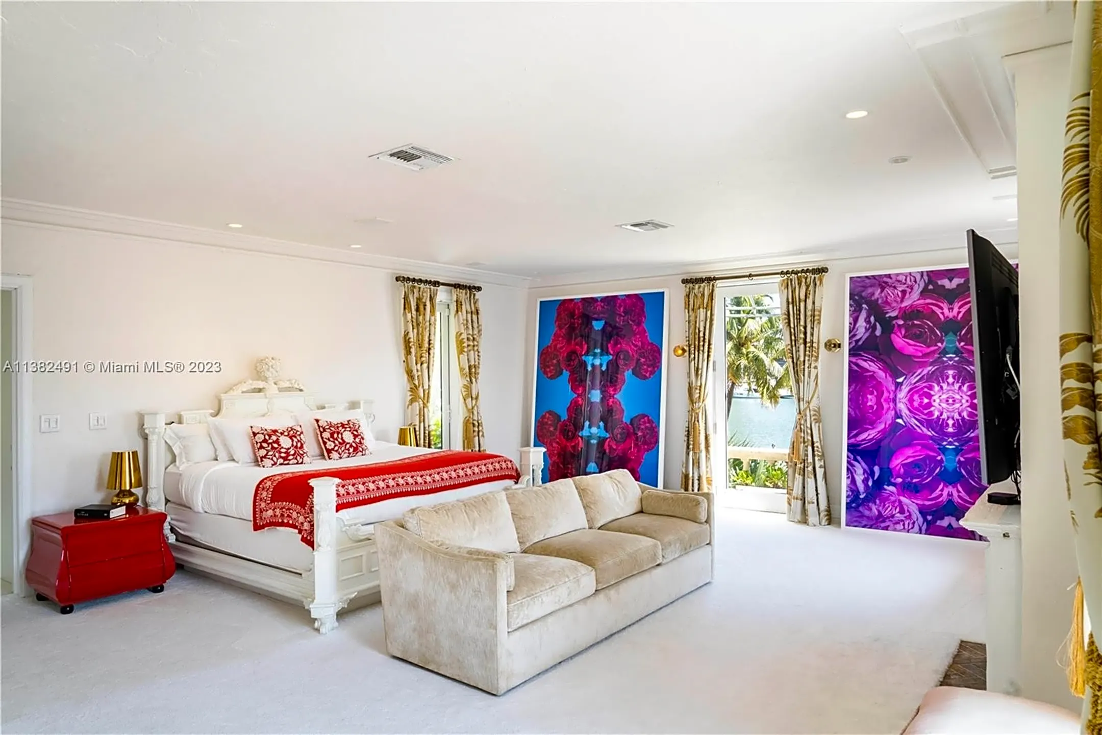 Living Room - 4731 Pine Tree Dr - Miami Beach, FL