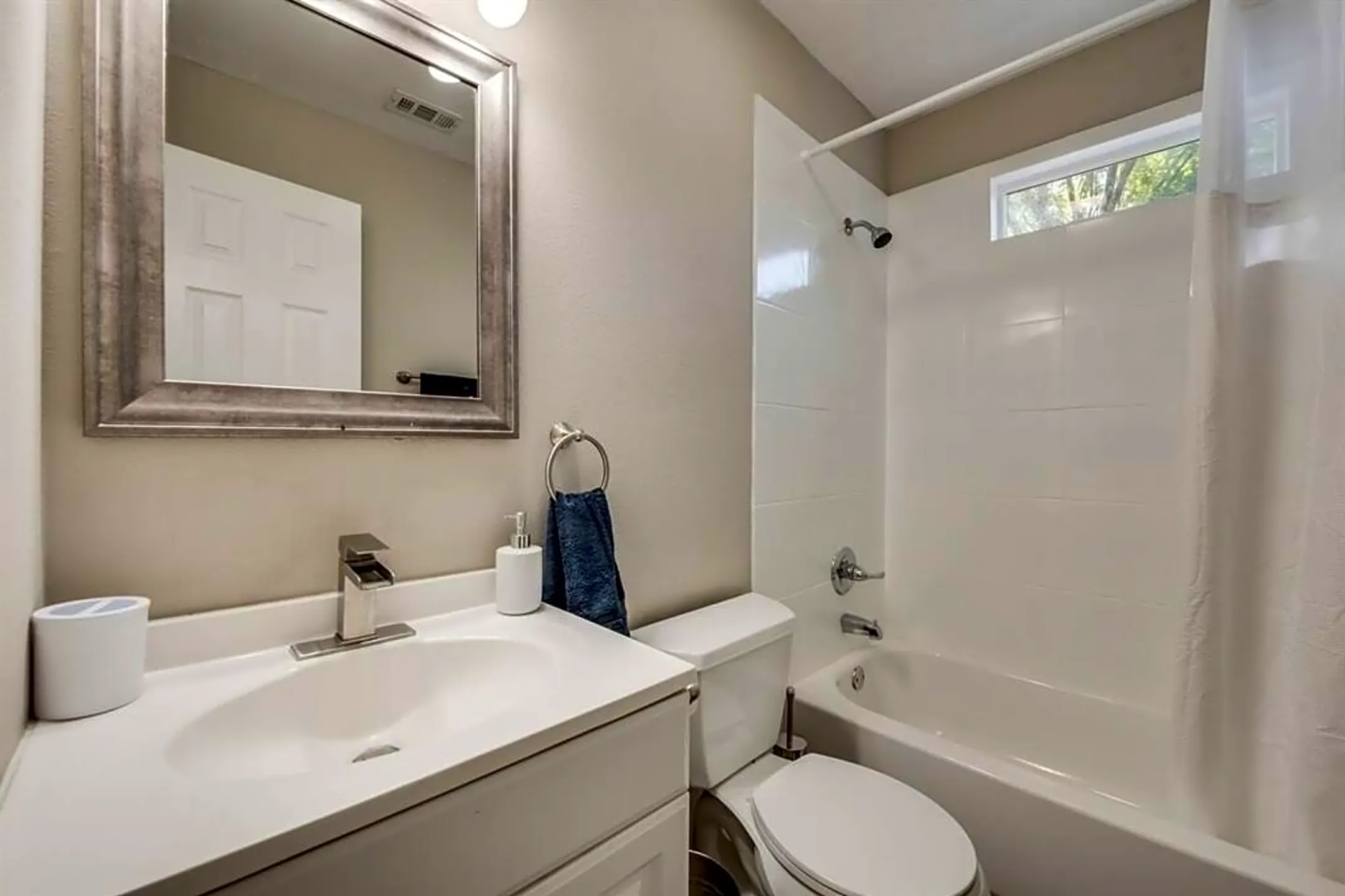 Bathroom - 1712 Rusdell Dr - Irving, TX