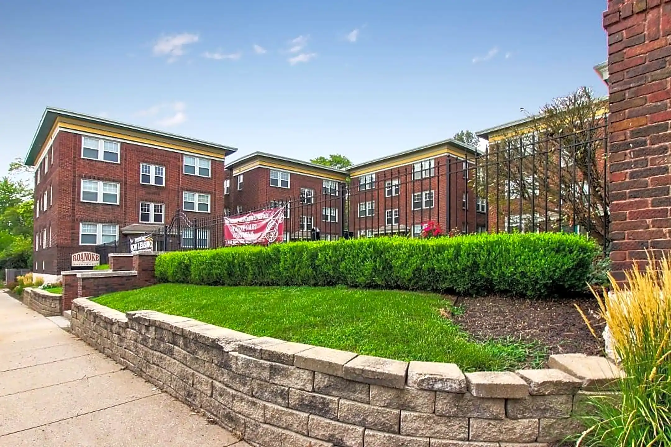 Roanoke Court Apartments Kansas City, MO 64111