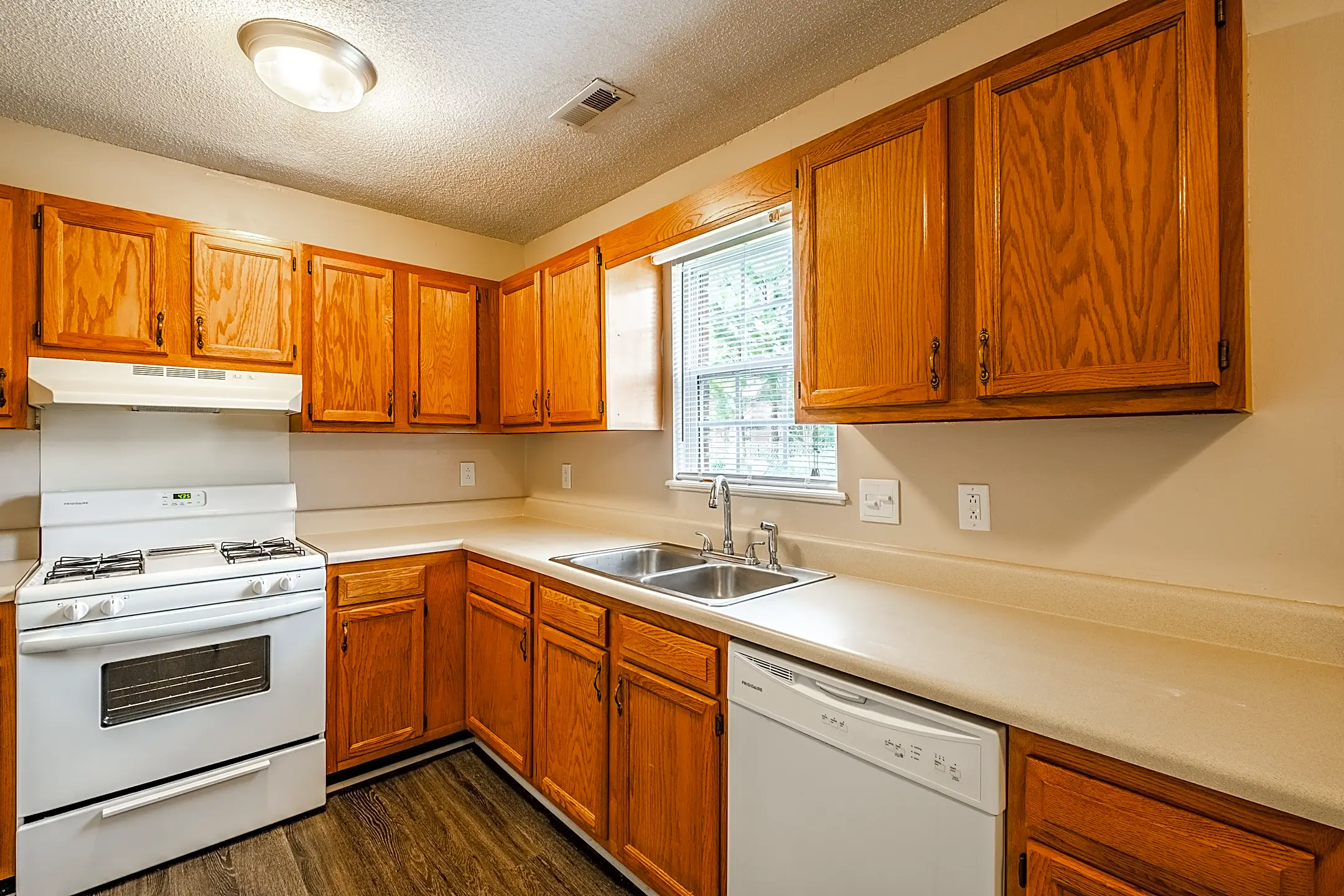 Kitchen - Beaver Creek Apartments - New Bern, NC