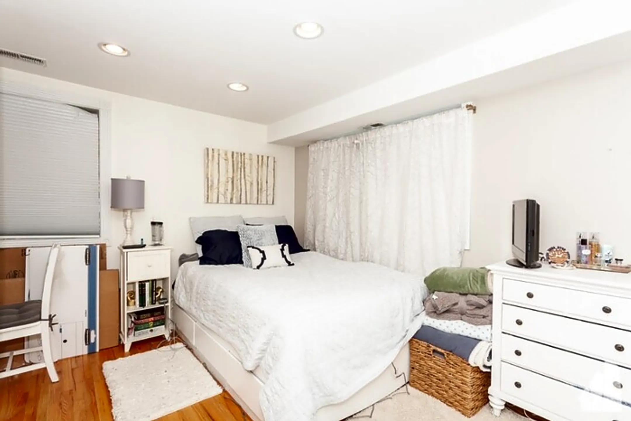 Bedroom - 1433 W Oakdale Ave - Chicago, IL