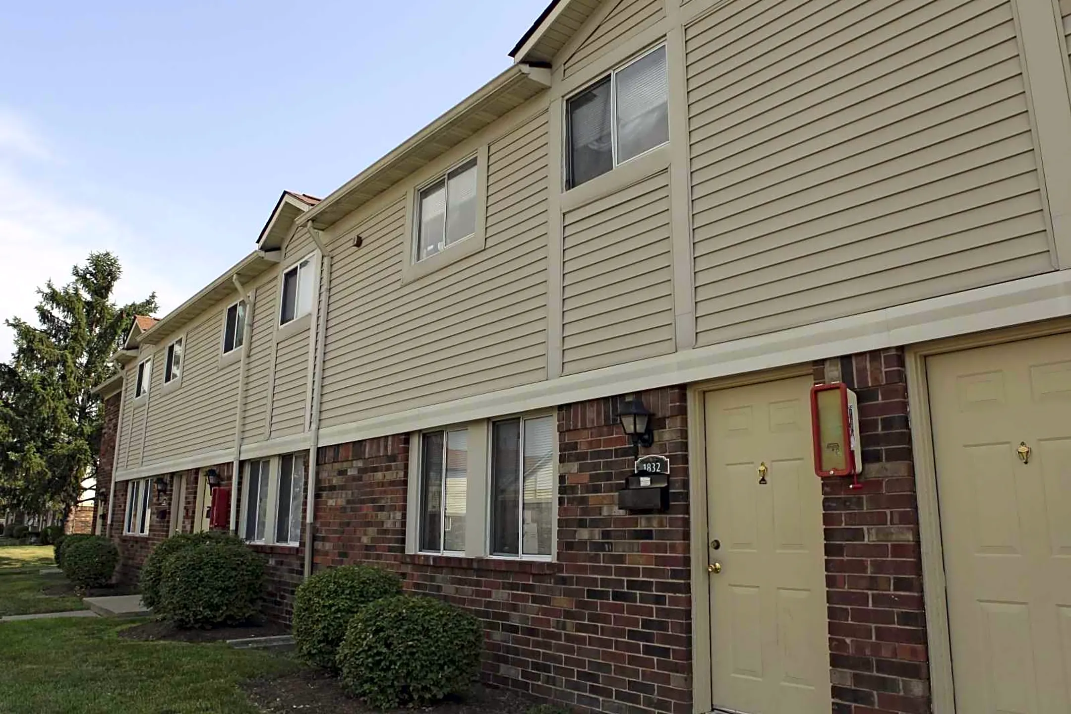 Building - Colonial Village Apartments - Clarksville, IN