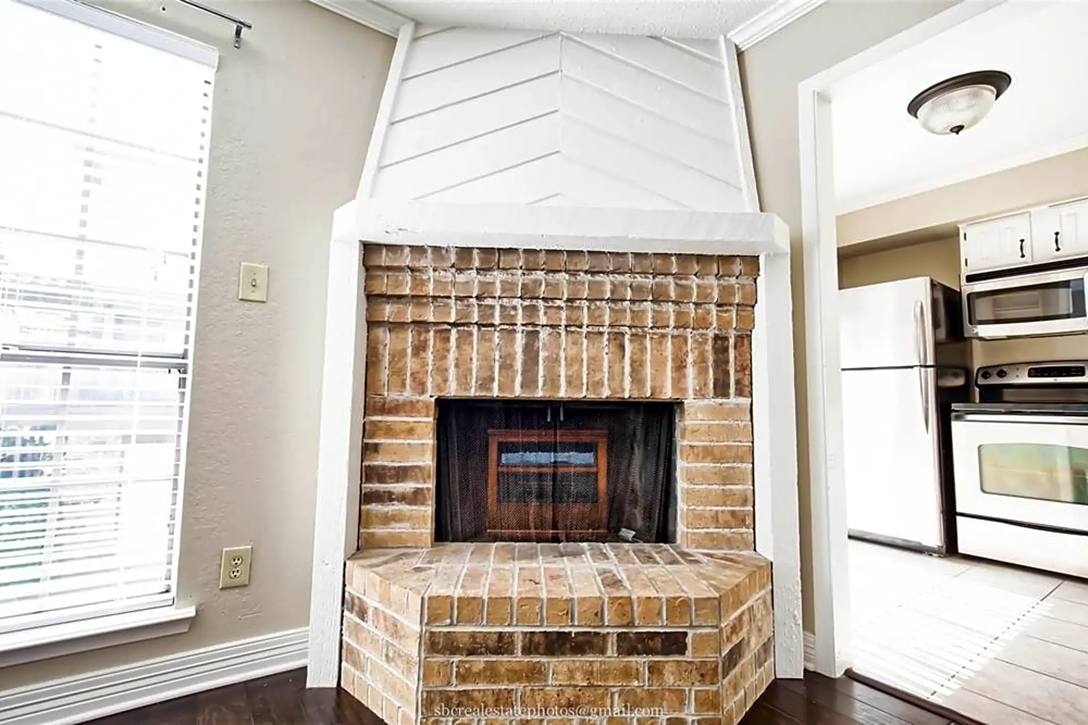 Living Room - 3100 Fairfield Ave #7D - Shreveport, LA