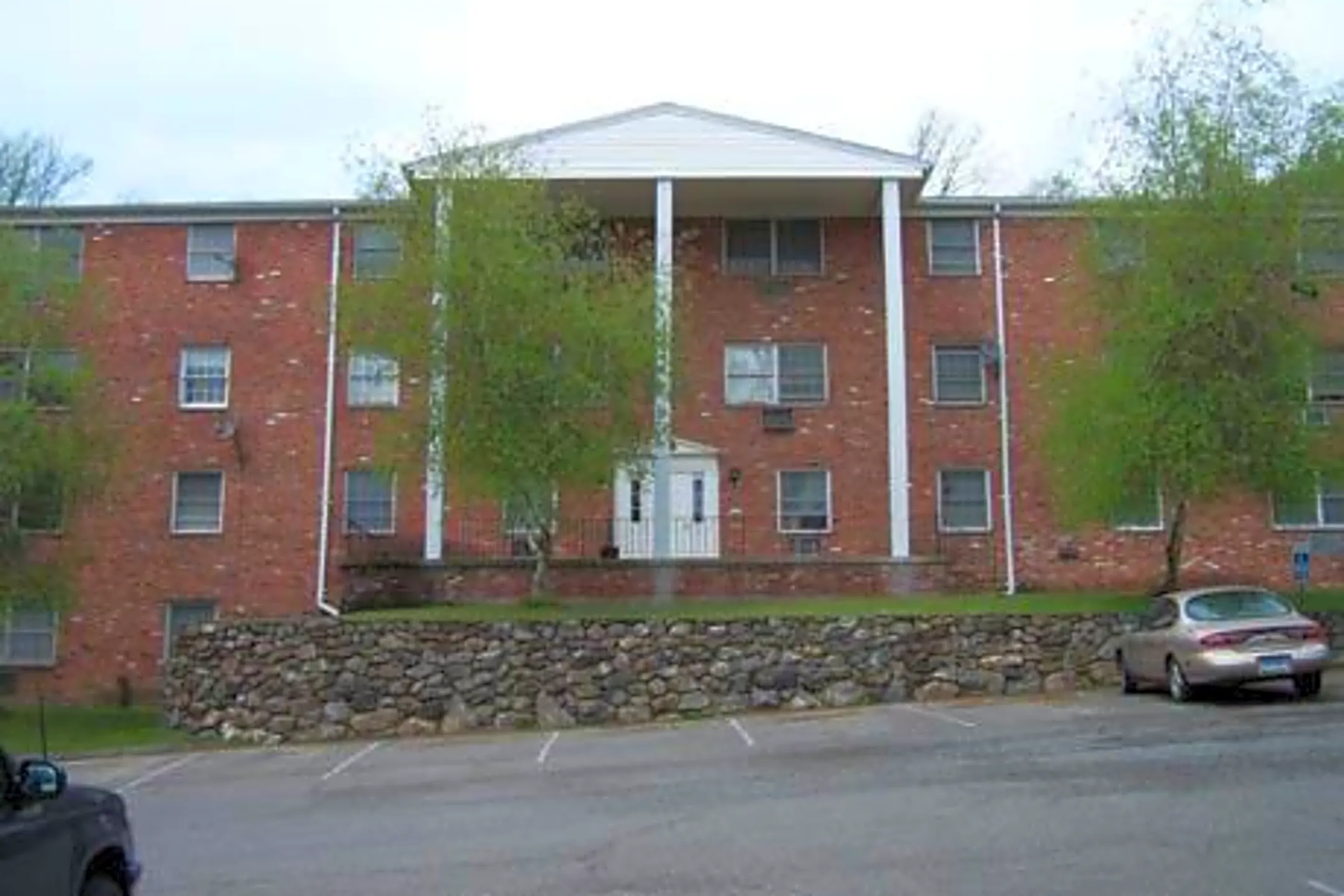 Stonegate Apartments 3137 E Main St Waterbury, CT Apartments for